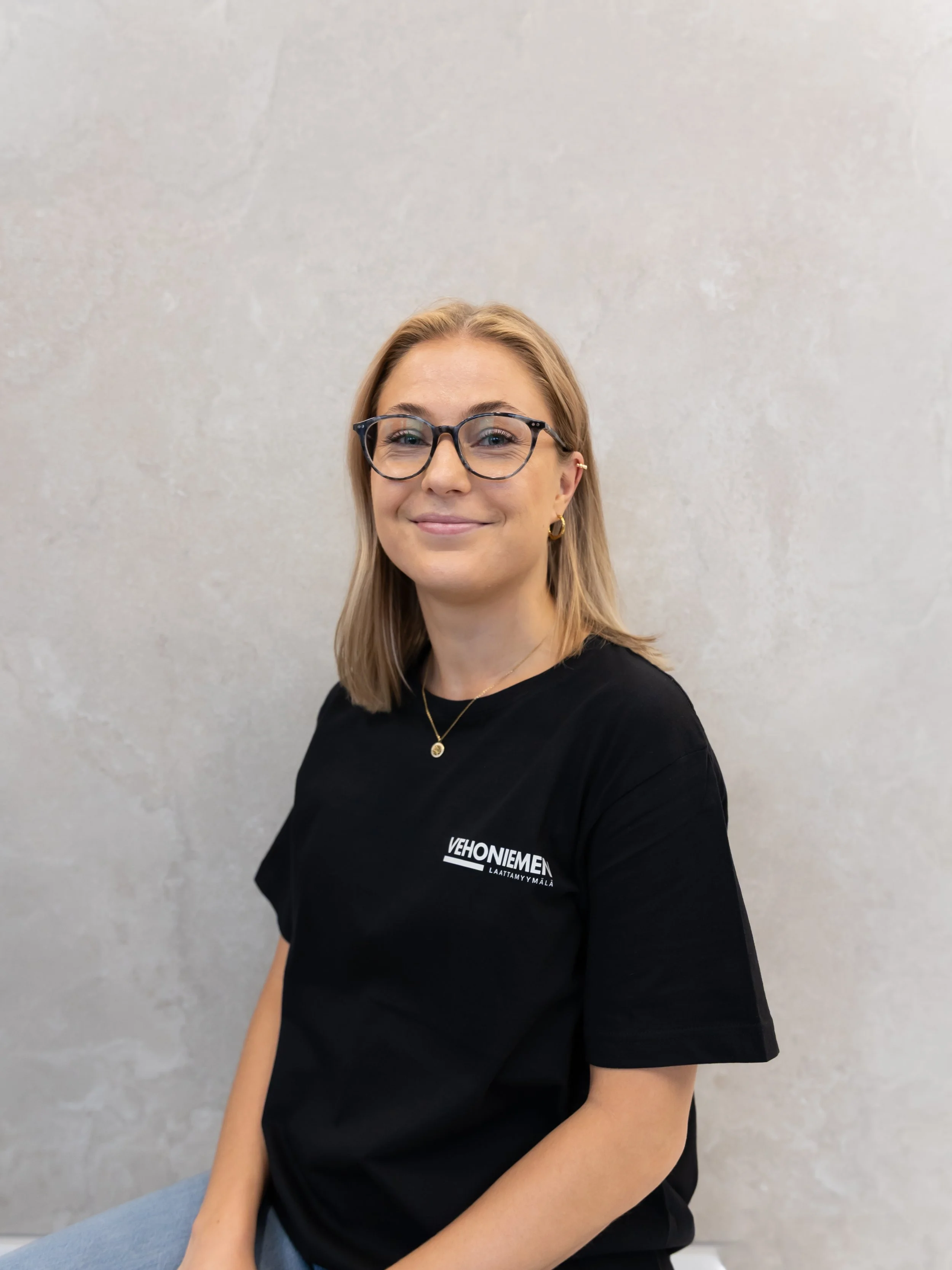 Vehoniemen Laattamyymälä Auroora Mäki. Myynti ja suunnittelu.