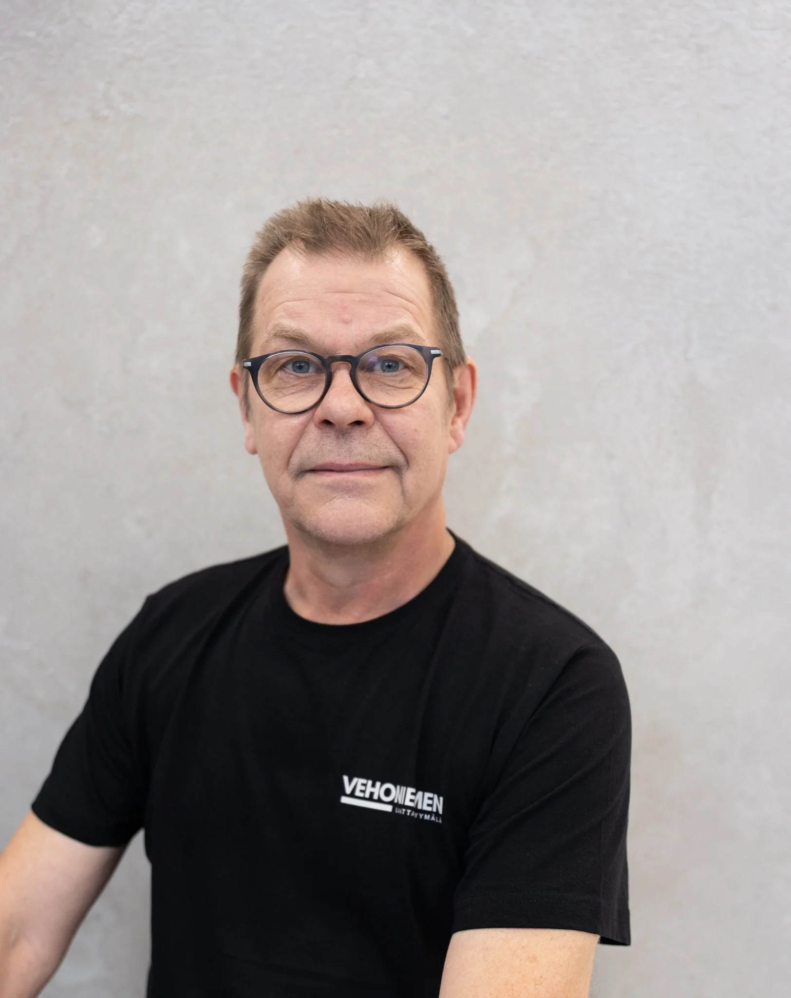 Varasto mies Erkki Siekkinen Vehoniemen Laattamyymälä