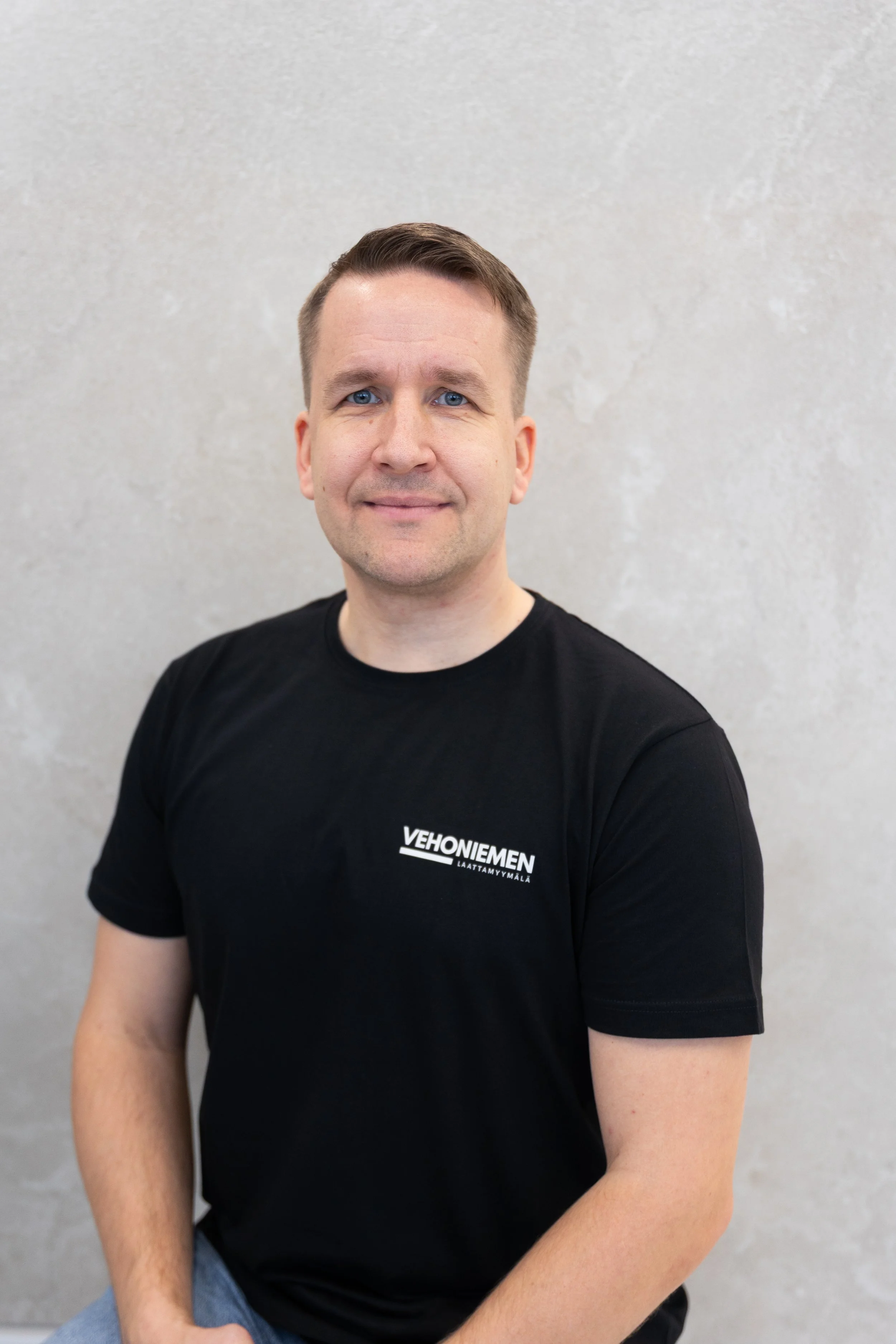 Vehoniemen laattamyymälän projektipäällikkö Lasse Miettola