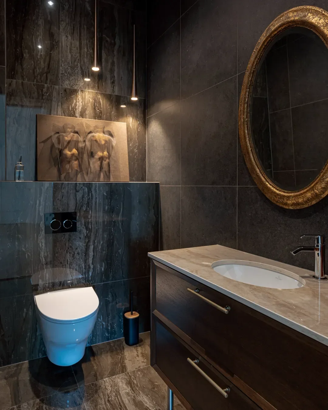 Tumma iso laatta Vehoniemen Laattamyymälästä. Wc tilat. 