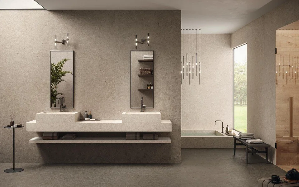 Moderni kylpyhuone, jossa kaksi peilikaappia, pesualtaat ja kylpyamme, suuri ikkuna ja minimalistinen sisustus.