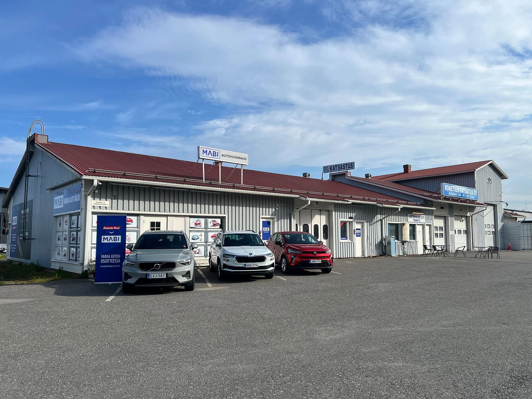 MABI autovuokraus toimipiste, jonka edustalla rivissä kolme autoa.