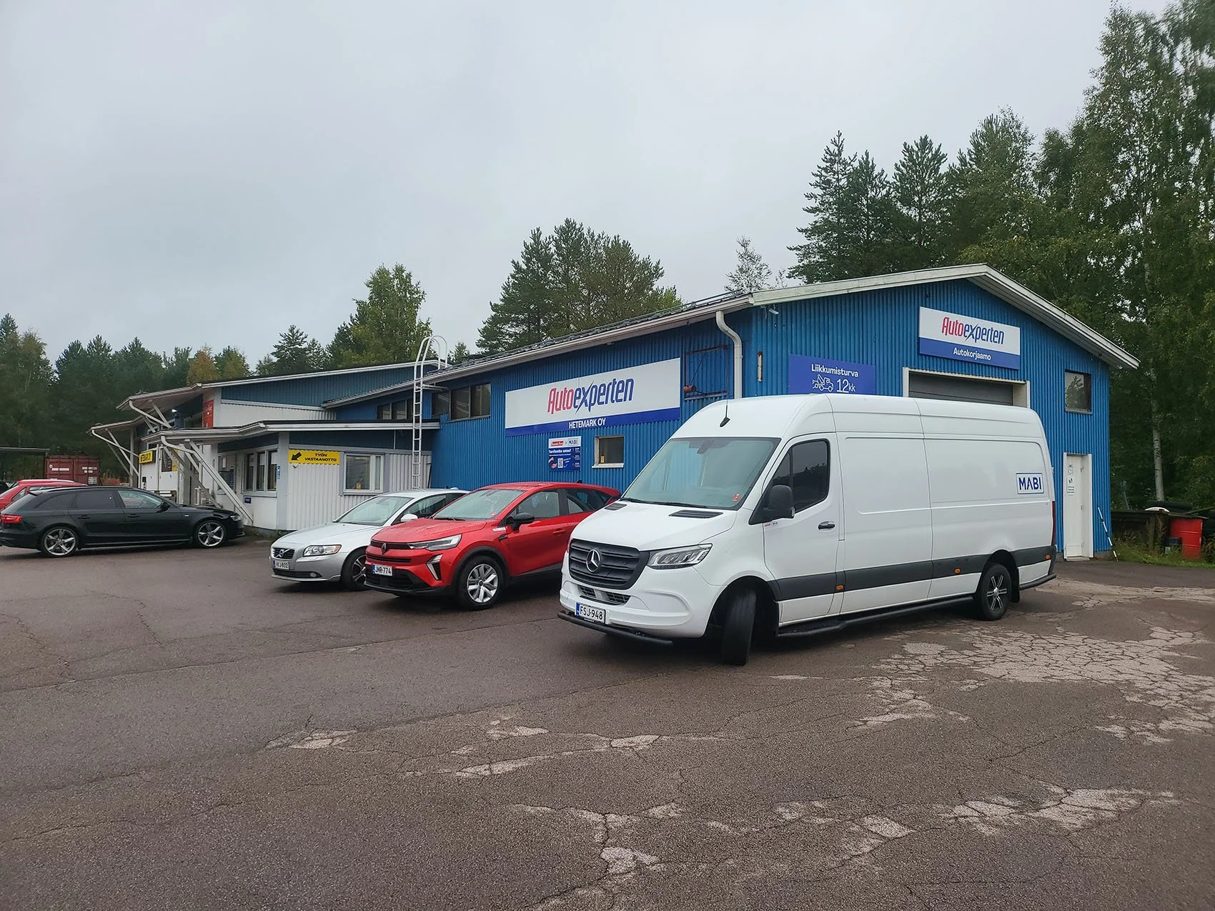 Autoja rivissä Hetemarkin toimipisteen edustalla Kalajoella.