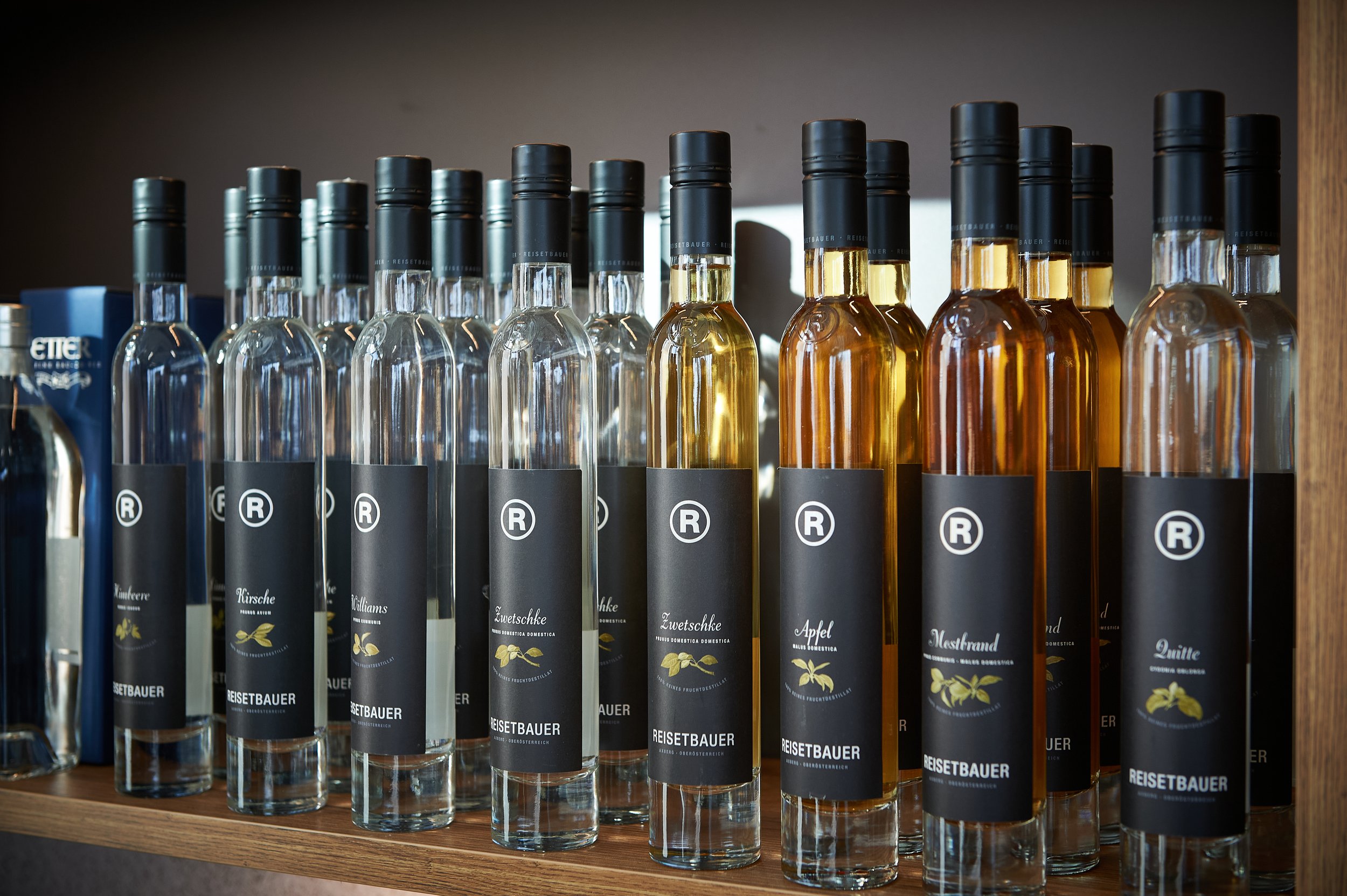 Bunte Flaschen mit verschiedenen Inhaltsstoffen auf einem Holztisch