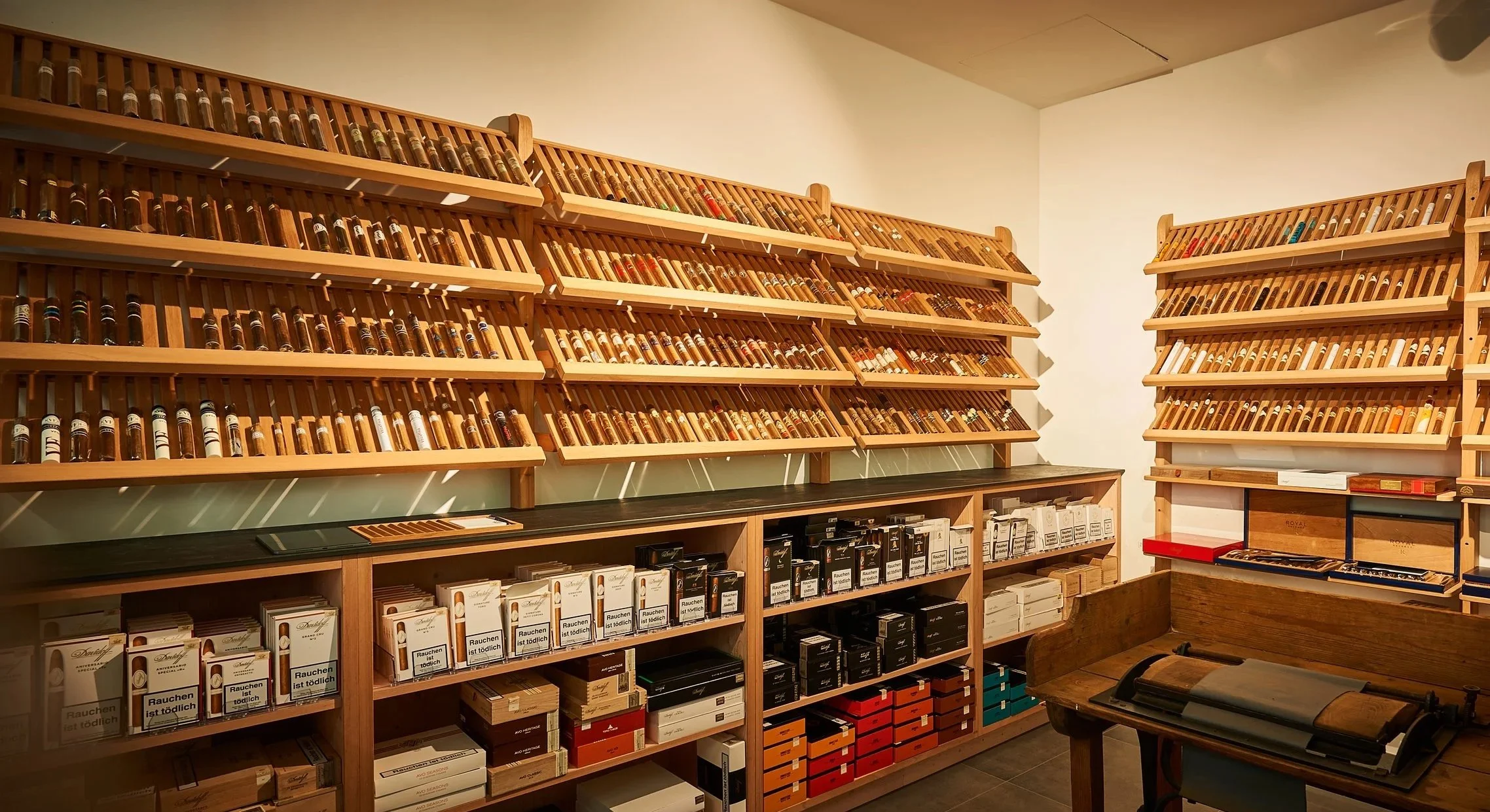 Regale mit Zigarren, Zigarrenkisten und Tabak in einem Zigarrengeschäft
