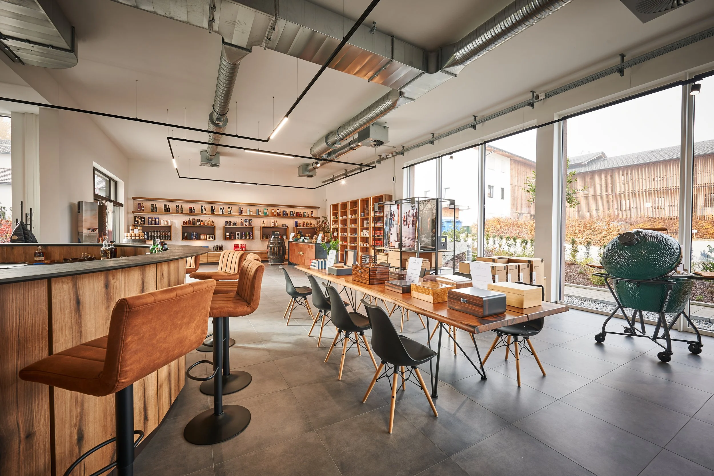 Inneneinrichtung eines modernen Geschäfts oder Showrooms mit Bar, Verkaufsregalen, Tischen und Stühlen, große Fenster】