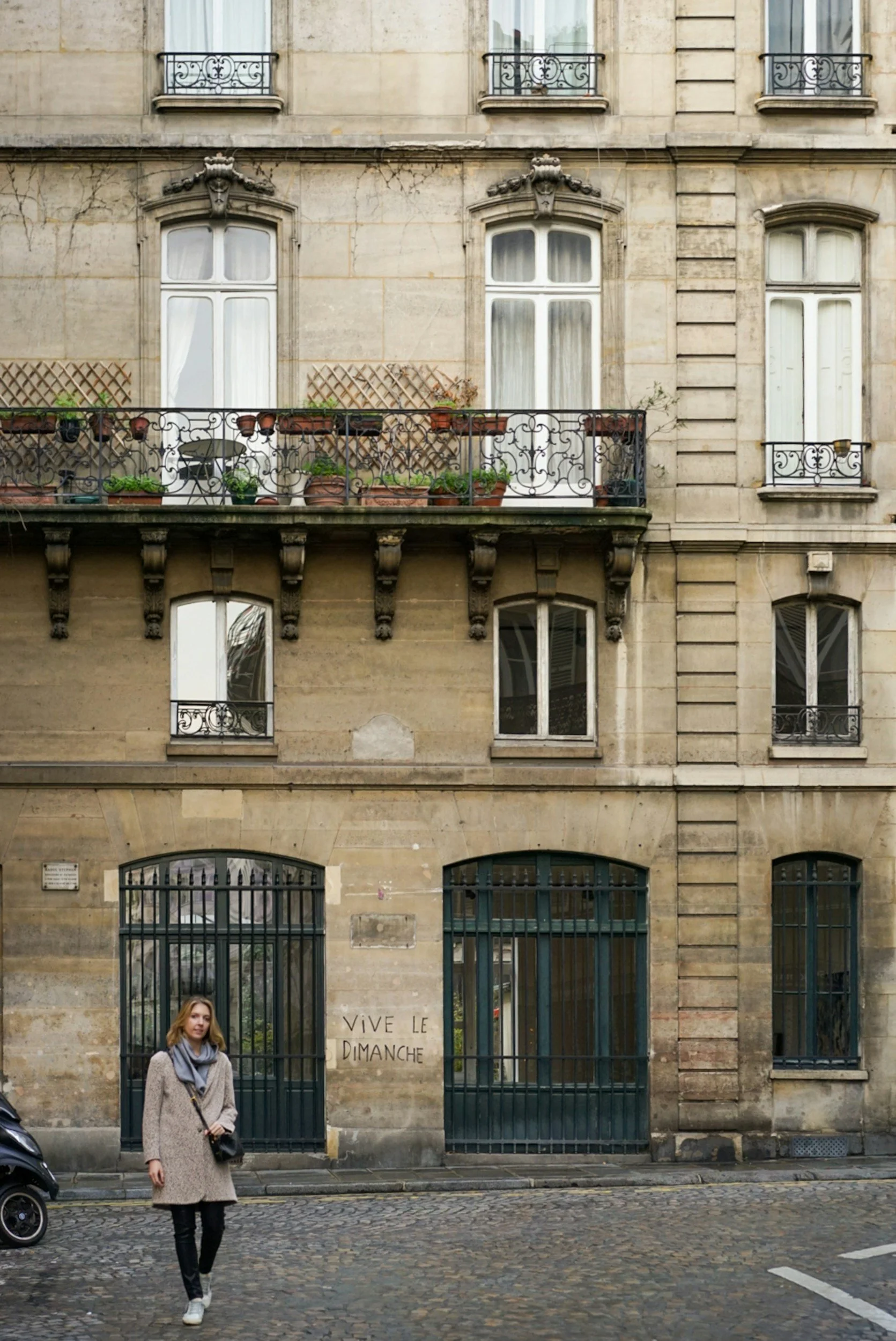 Architecte COPROAXIS réalisant un diagnostic architectural sur une copropriété – évaluation de l’état du bâti et identification des désordres.