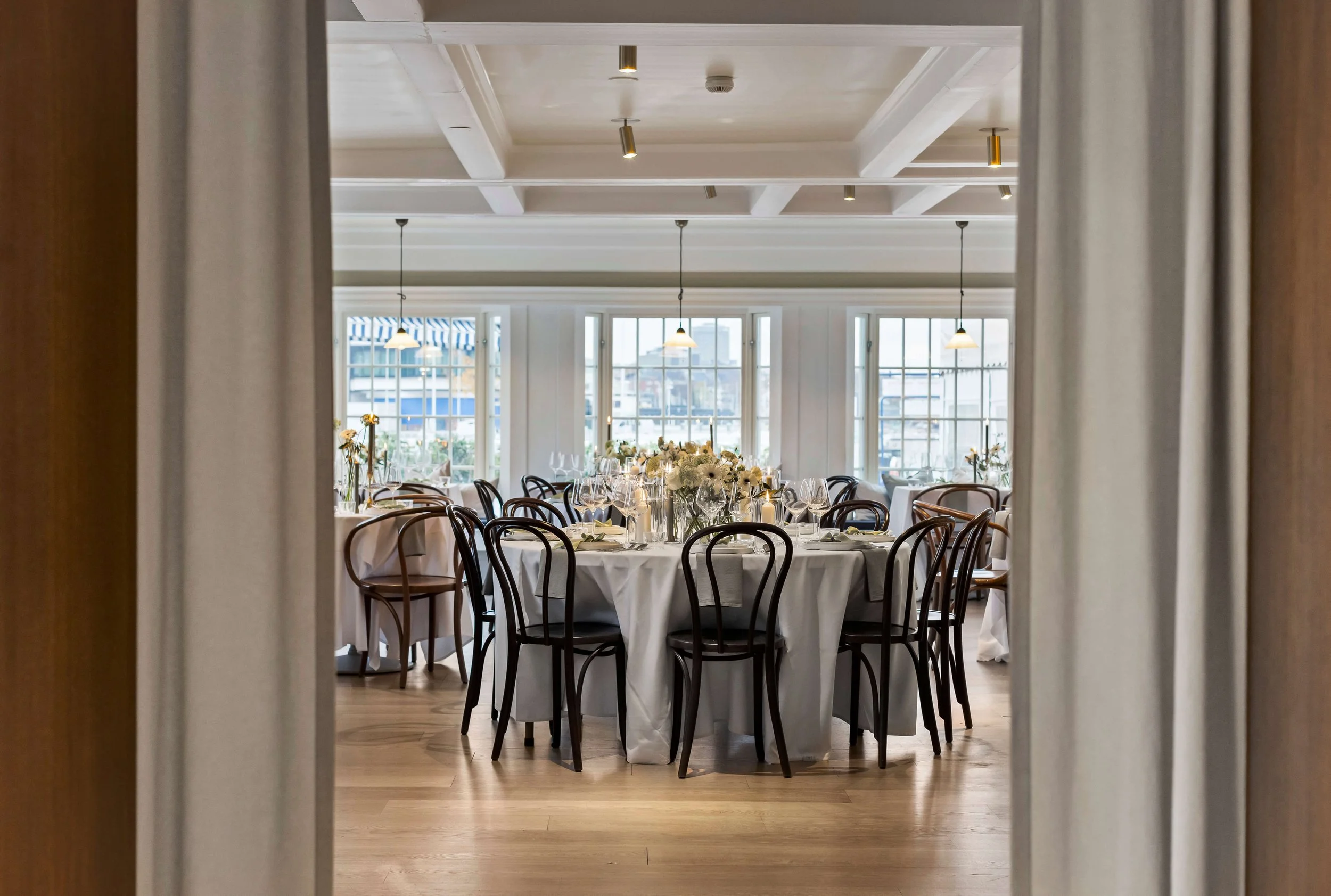 Privat arrangement i lyse selskapslokaler med utsikt mot vannet