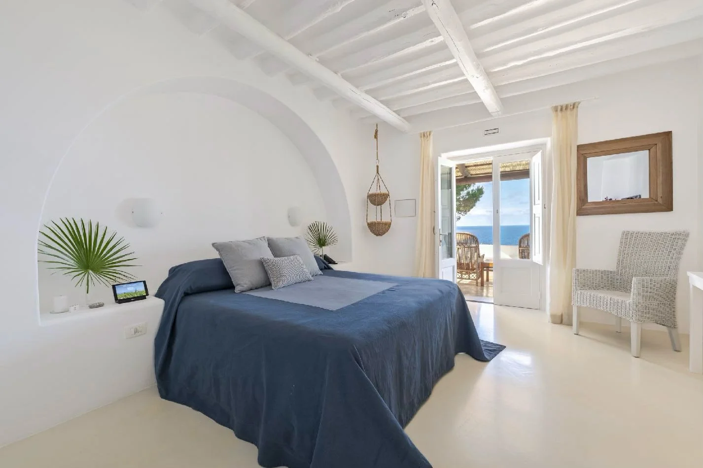 Capofaro-02-Superior-Room.jpg