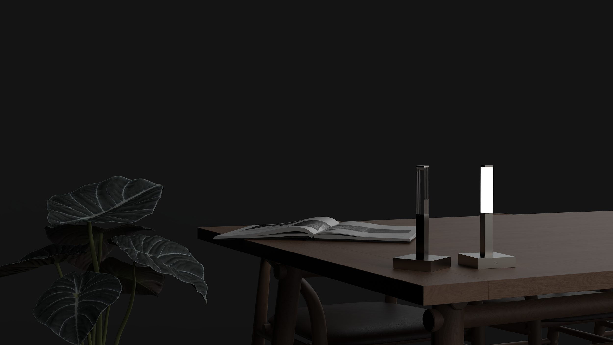 Una scrivania di legno con un libro aperto e due lampade moderne, una accesa e una spenta, accanto a una pianta dalle foglie grandi e scure