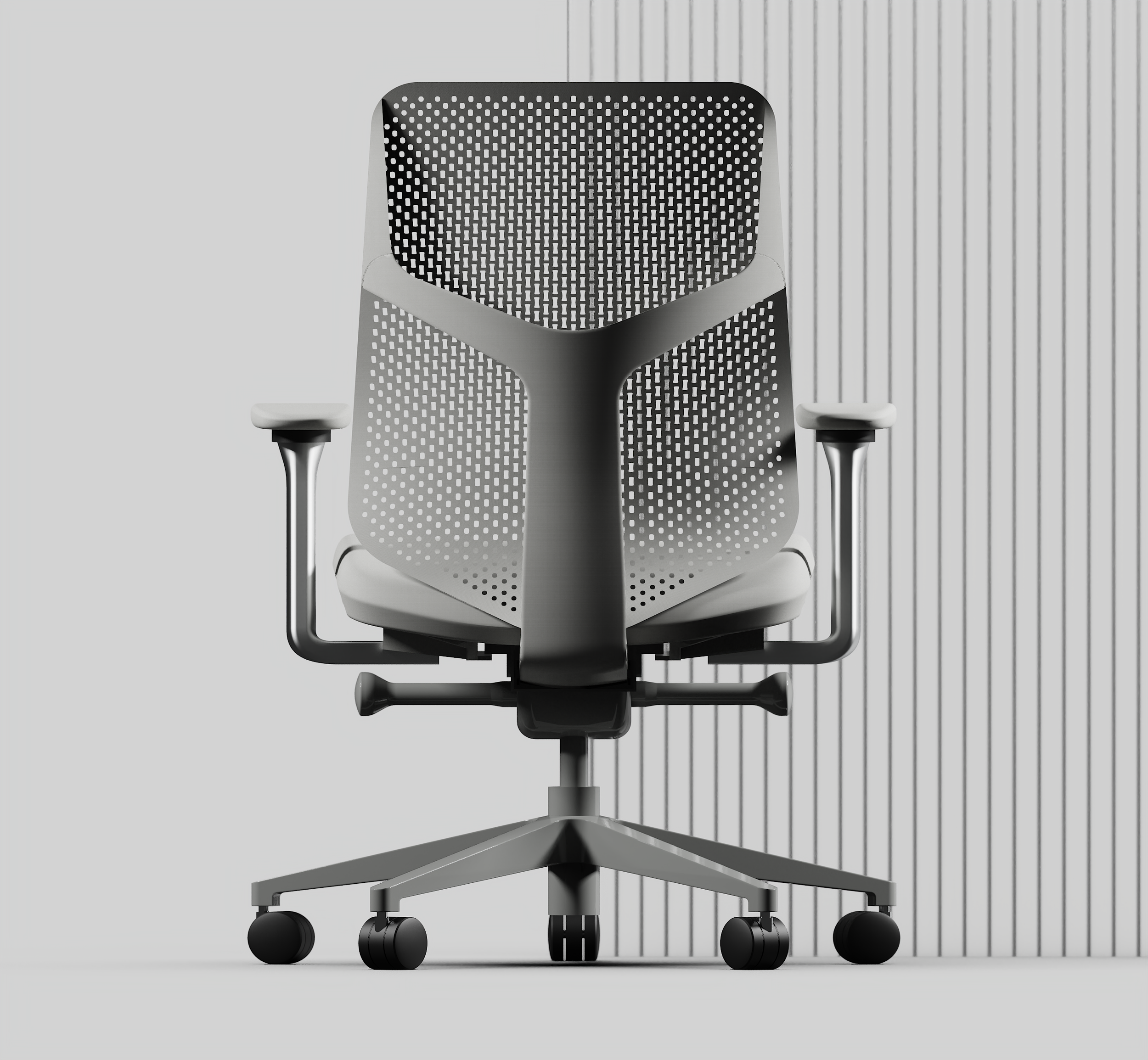 Sedia da ufficio ergonomica con schienale traforato, regolabile in altezza, con braccioli e base con ruote, posizionata su pavimento chiaro con parete a righe verticali.