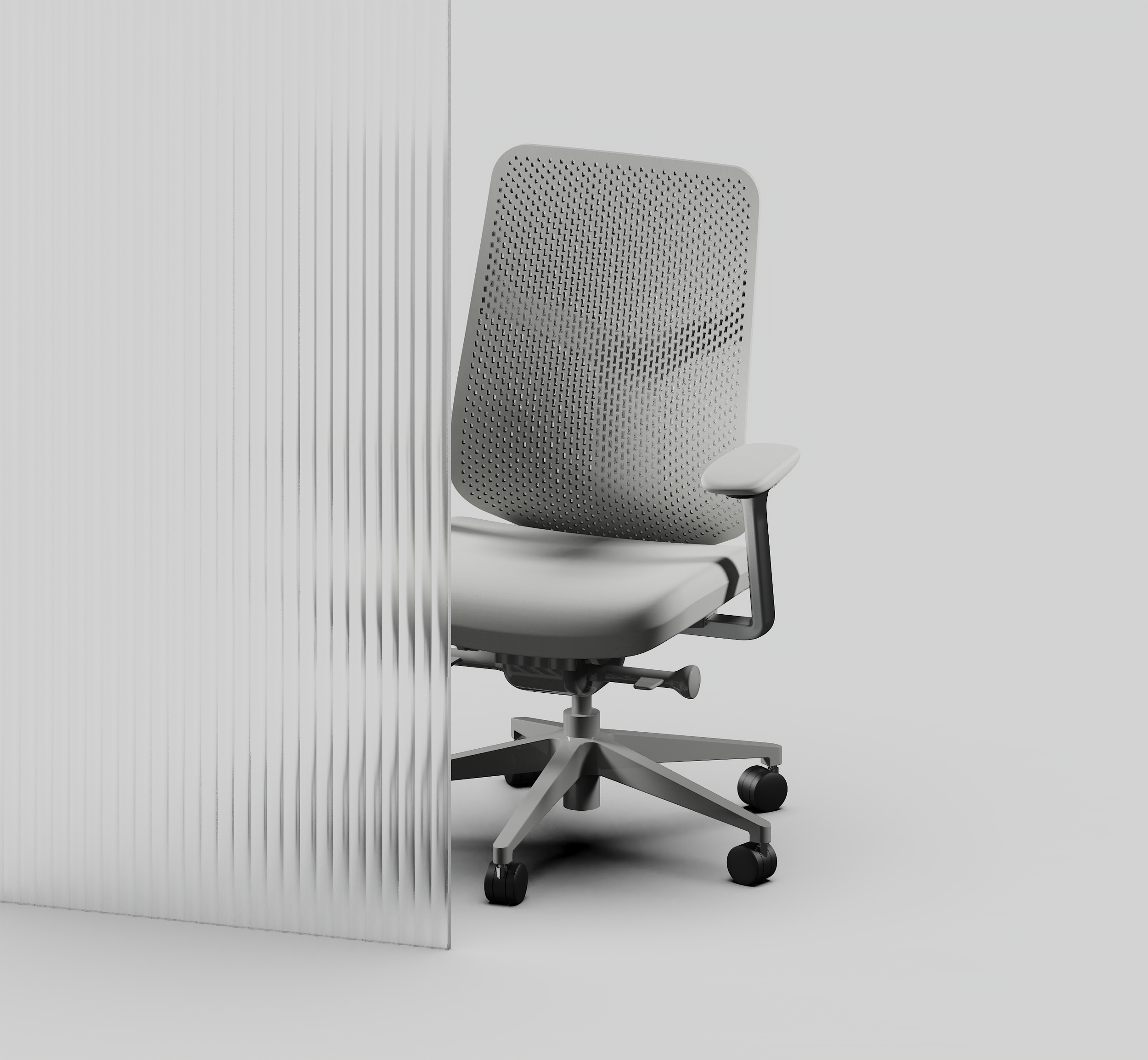 Sedia da ufficio bianca con schienale perforato e base girevole con ruote, parzialmente coperta da una separé bianca con superficie ondulata.