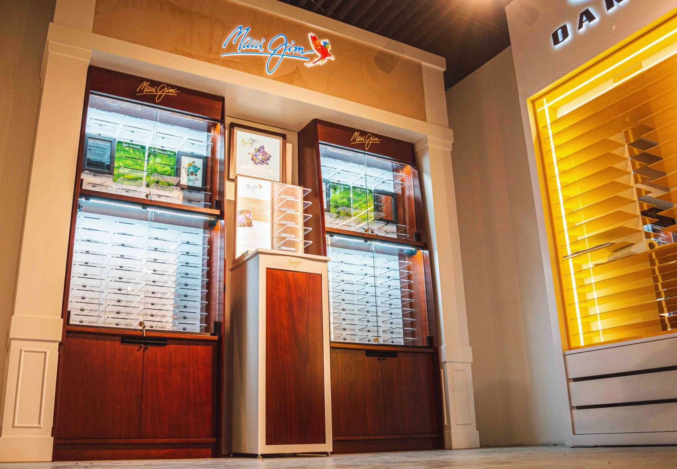 Maui+Jim+Creative+Visual+Marketing+Installation+In+Budapest+Airport+By+We+Are+Vision+Creative+Visual+Marketing+Agency.jpg