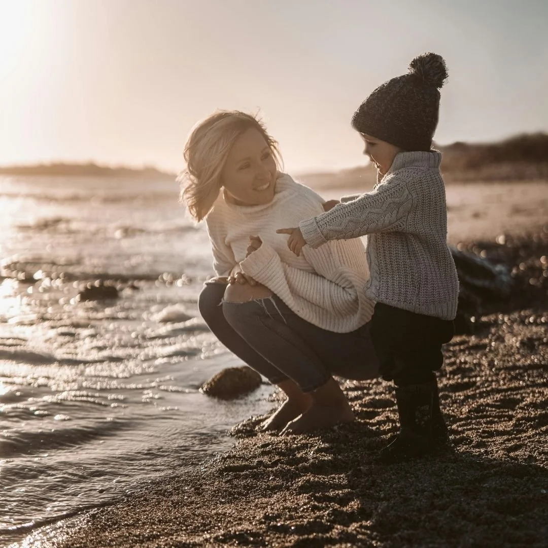maman enfant plage ocean sourires