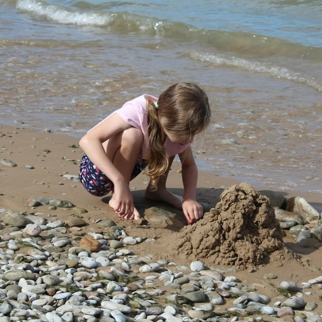 activite bord de mer sable chateau petite fille