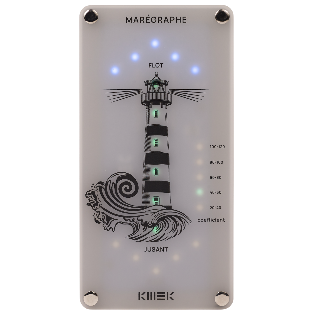 Carte de marégraphe illustrée d’un phare en noir et blanc avec vague et mer au bas, panneaux lumineux à côté indiquant des coefficients de marée. Titre 'MARÉGRAPHE' en haut, marque 'KWEK' en bas.