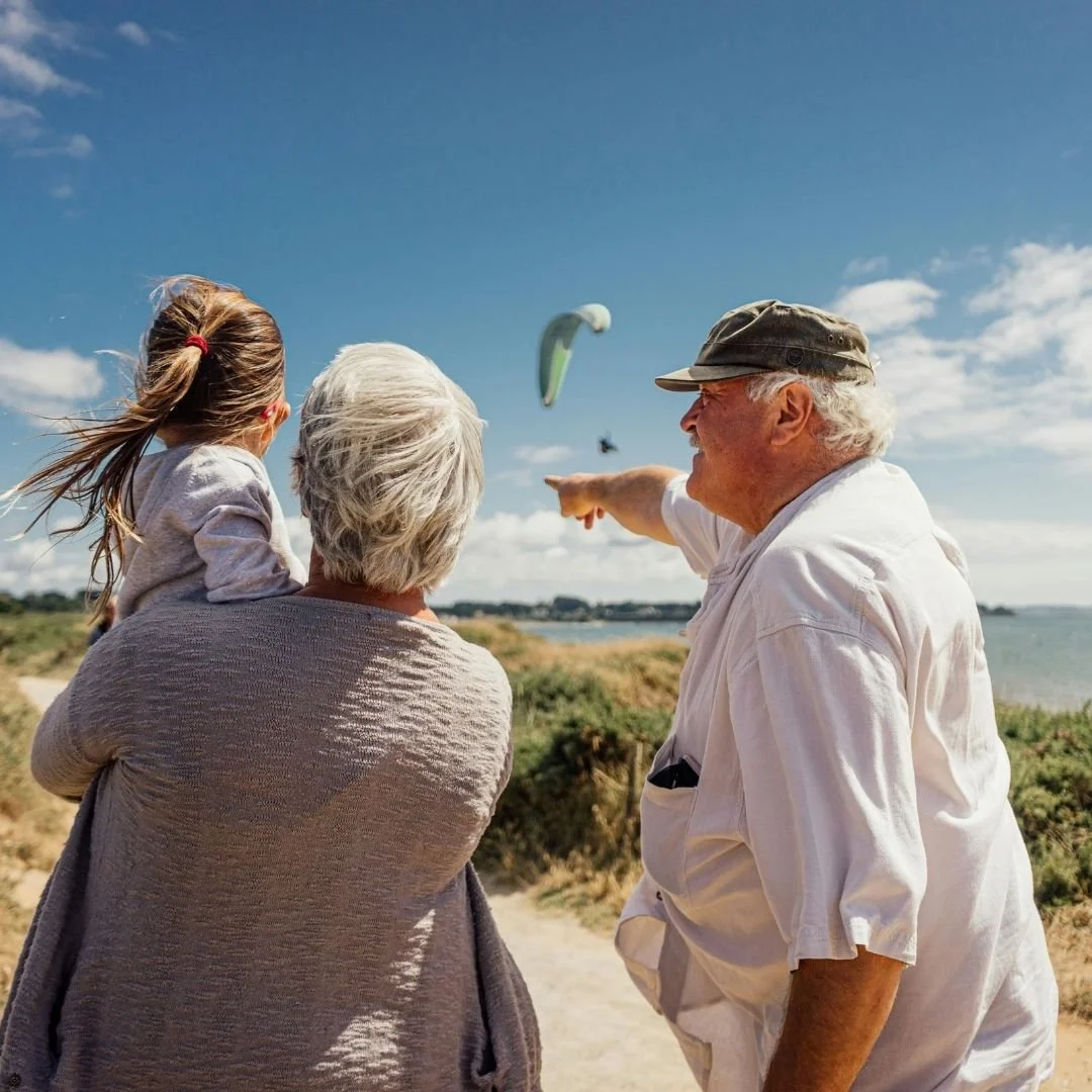 grands-parents-petite-fille-plage