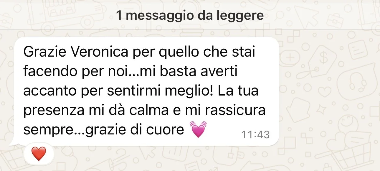 Messaggio di ringraziamento scritto in italiano con un cuore rosso e un'emoji a cuore rosa, su sfondo chiaro con disegni di icone di oggetti e simboli vari.