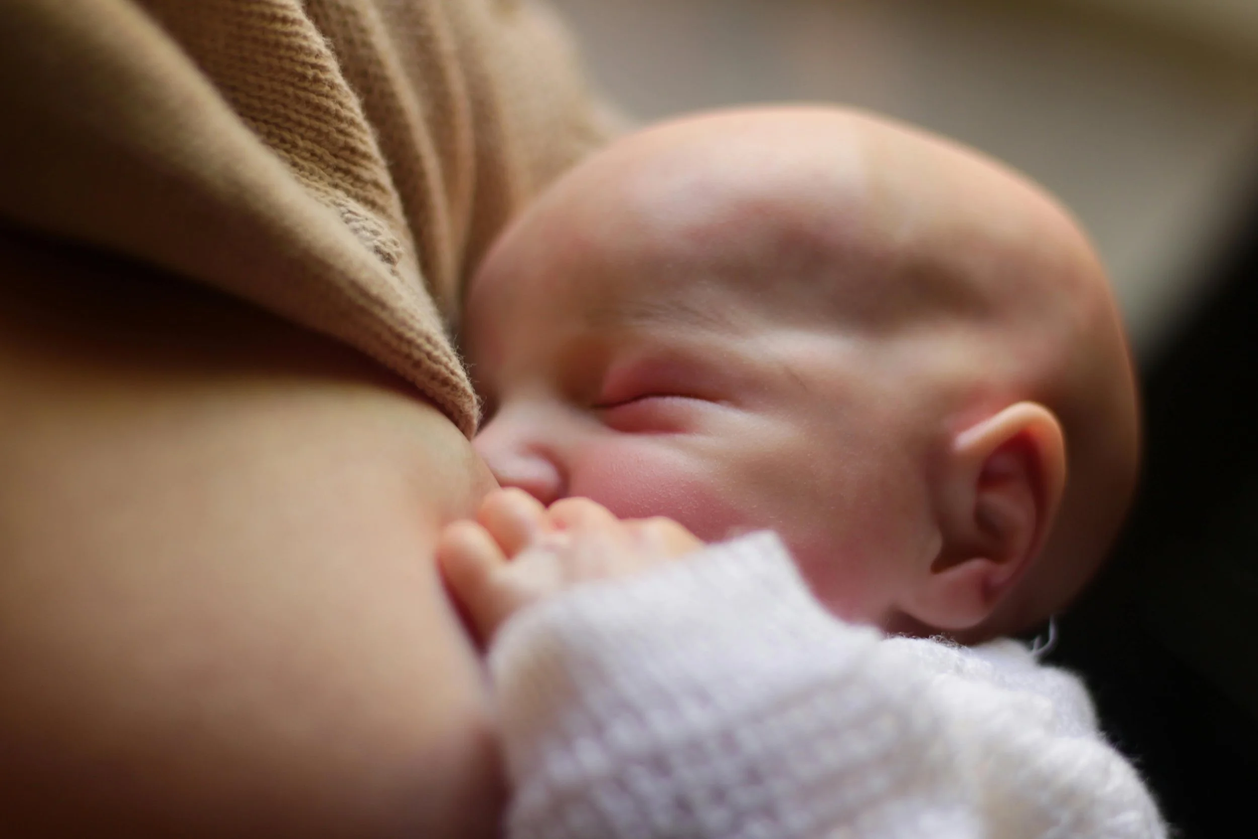 Bambino che si alimenta al seno materno