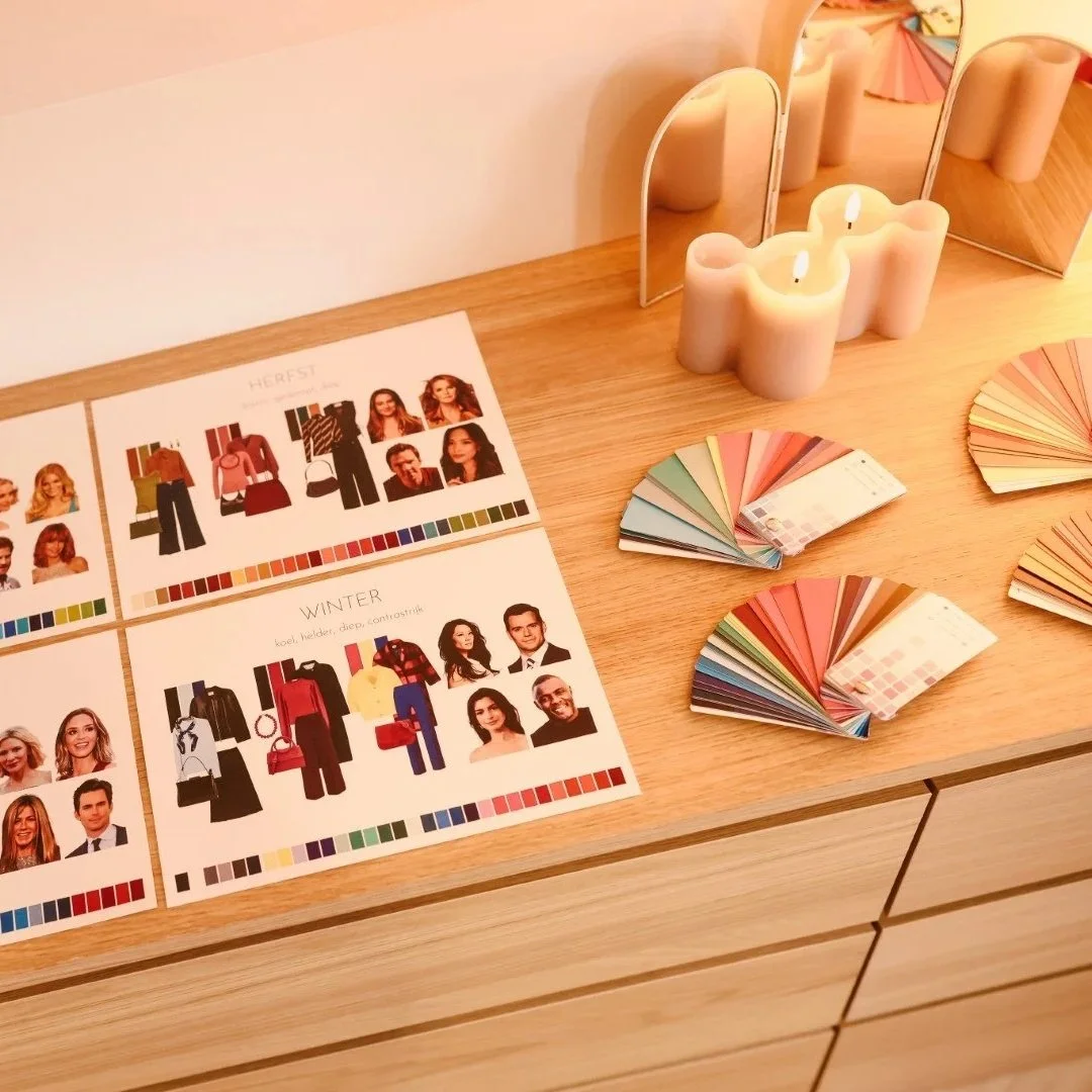 Kleurwaaiers en moodboards voor herfst en winter kledingstijl op een houten tafel, met kaarsen en spiegels.