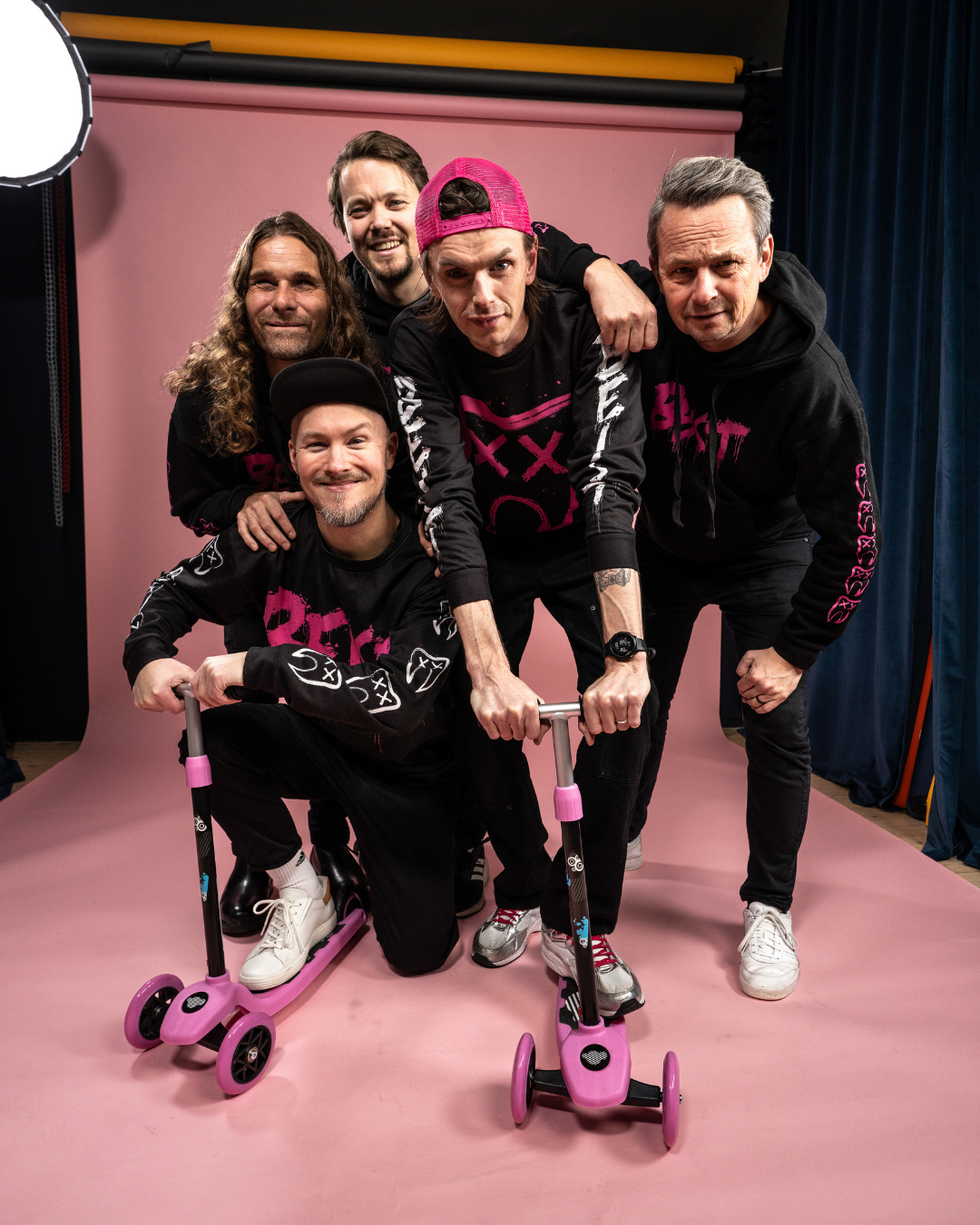 Plakat for Frøyadagan 2026 arrangement i Sistranda 7.-8. august med spørsmålstegn og tekst om hvem man ønsker å se på scenen i Fjæra.