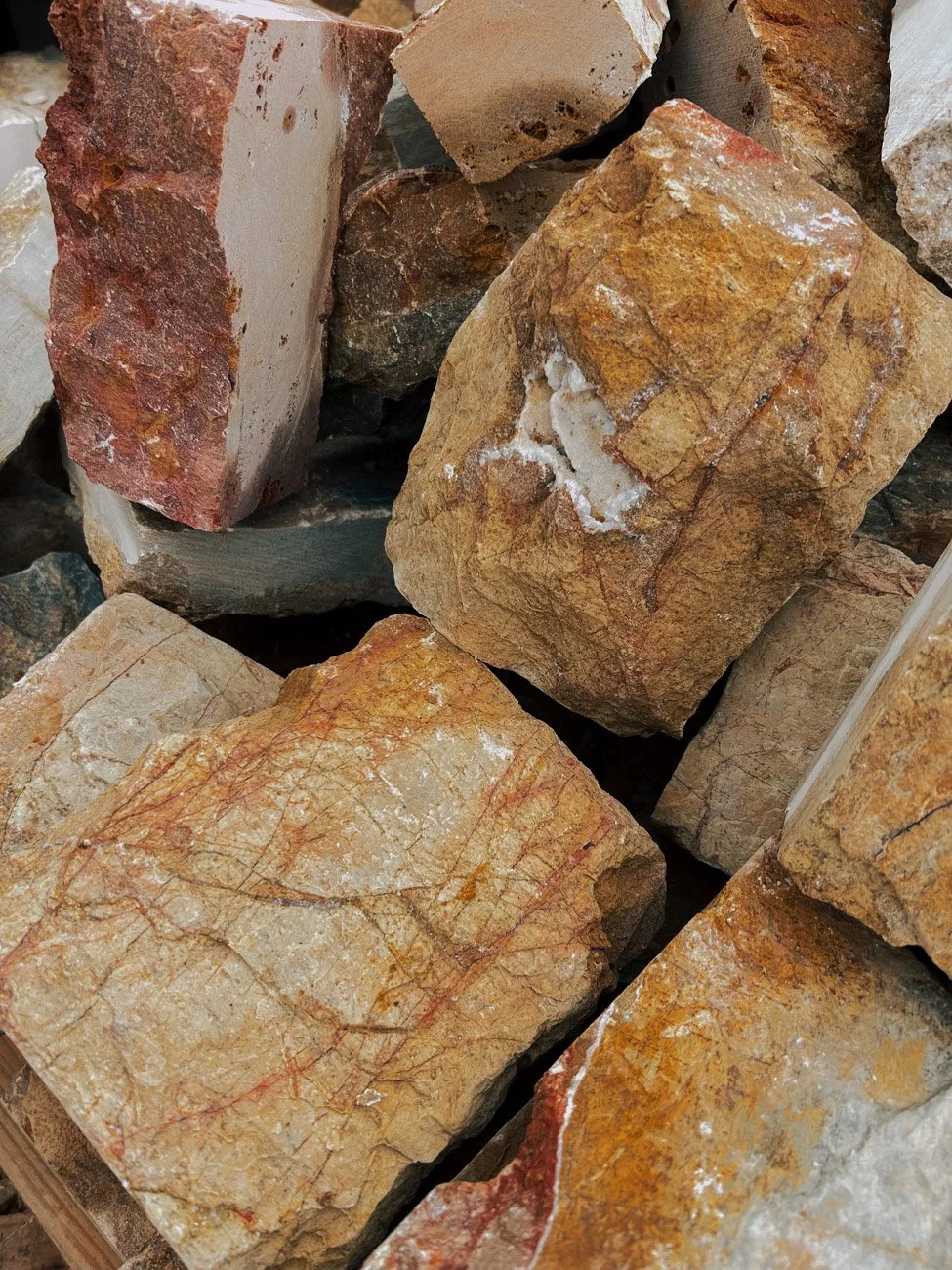 Piedras de colores variados y texturas rugosas apiladas.