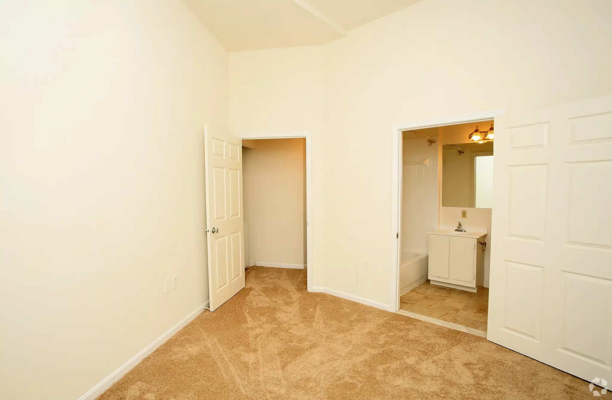 vernon-homes-bedroom.jpg.webp