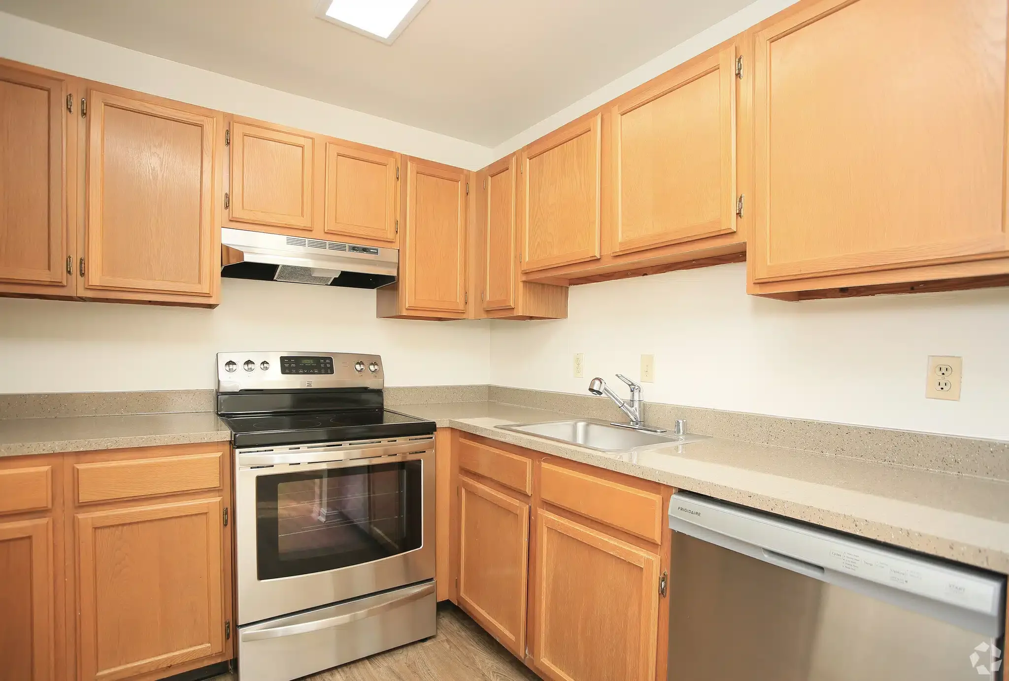 vernon-homes-oven-dishwasher.jpg.webp