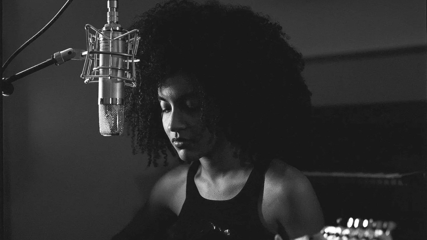 Italian rising talent Morenike announces first live show in Paris.