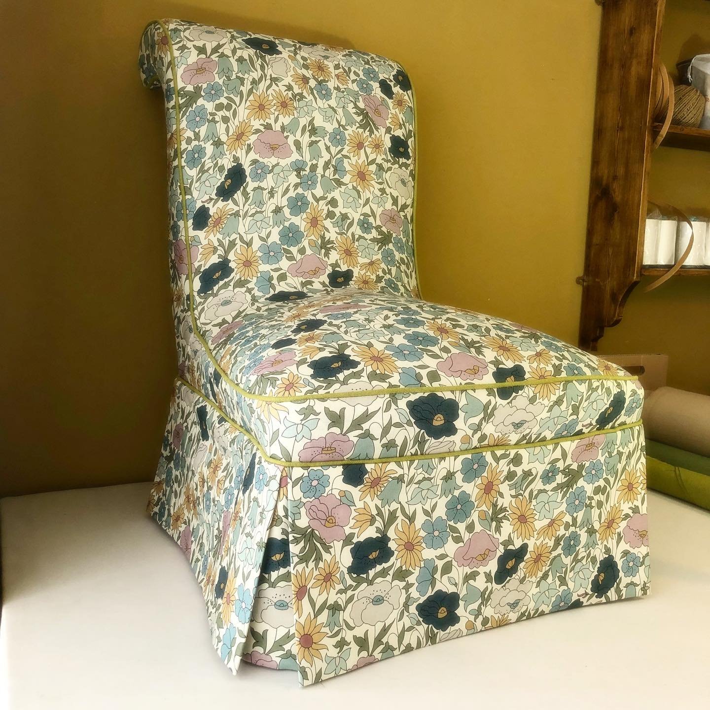 The perfect bedroom chair for keeping that sumner feeling all year round 🌸🌼🌺

Upholstered in Liberty fabric: Poppy Meadowfield by @libertyinteriorcollections 

#upholstery #interiordesign #interiors #traditionalupholstery #interiorstyle #style #fl