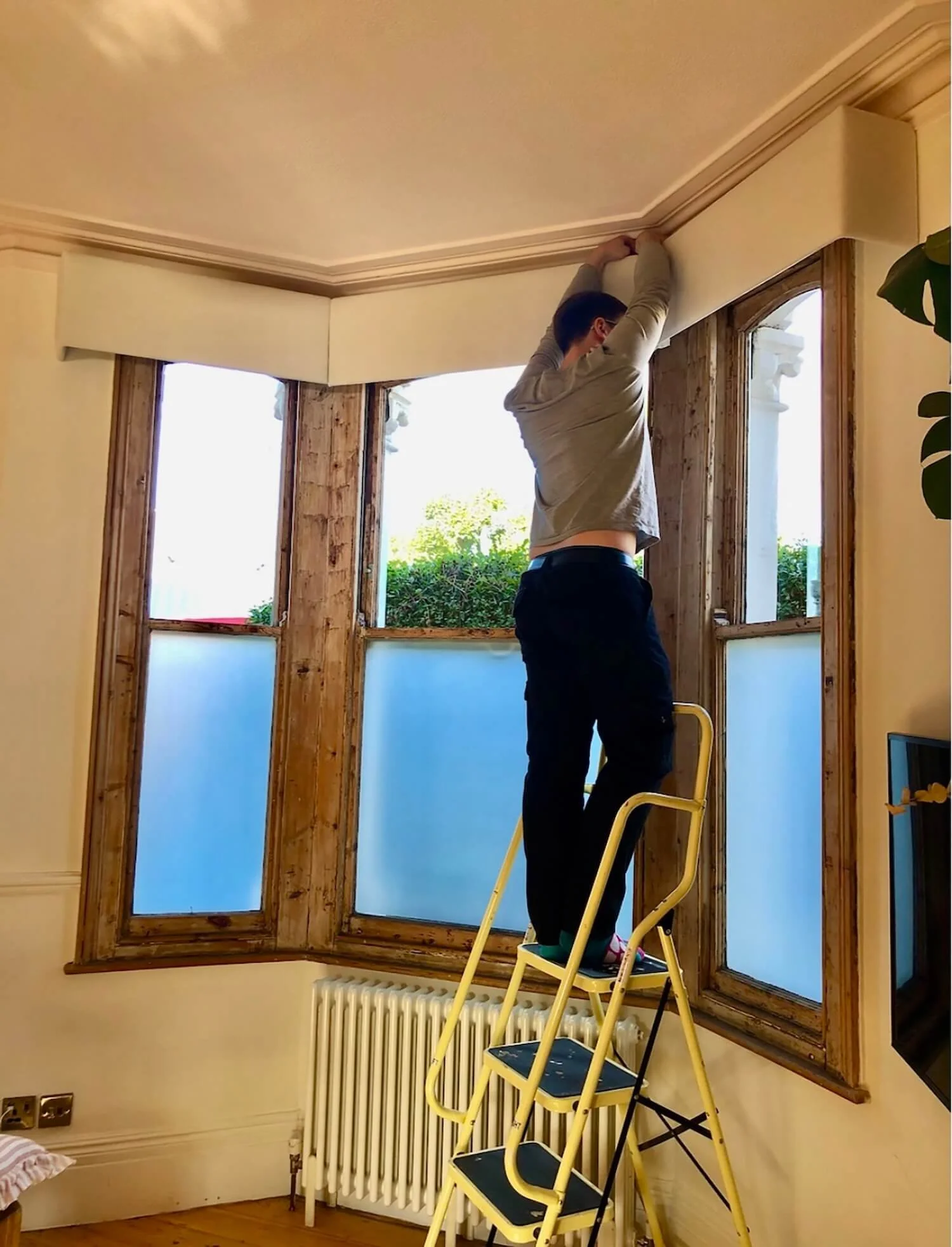 Fitting new curtain pelmet  in large bay window