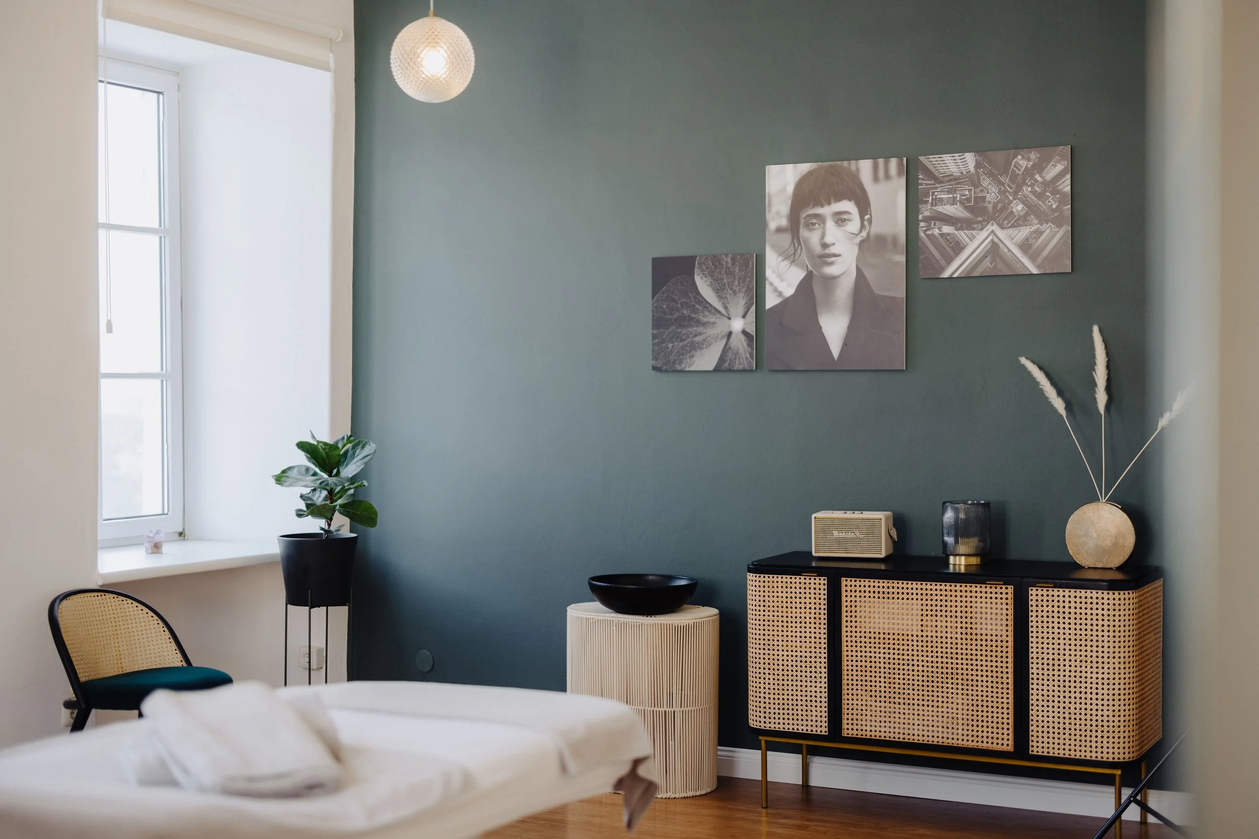 Man sieht die schöne ikonische Wand von Lena Carreras Kosmetikstudio mit der grünen Wand und schönen Bildern