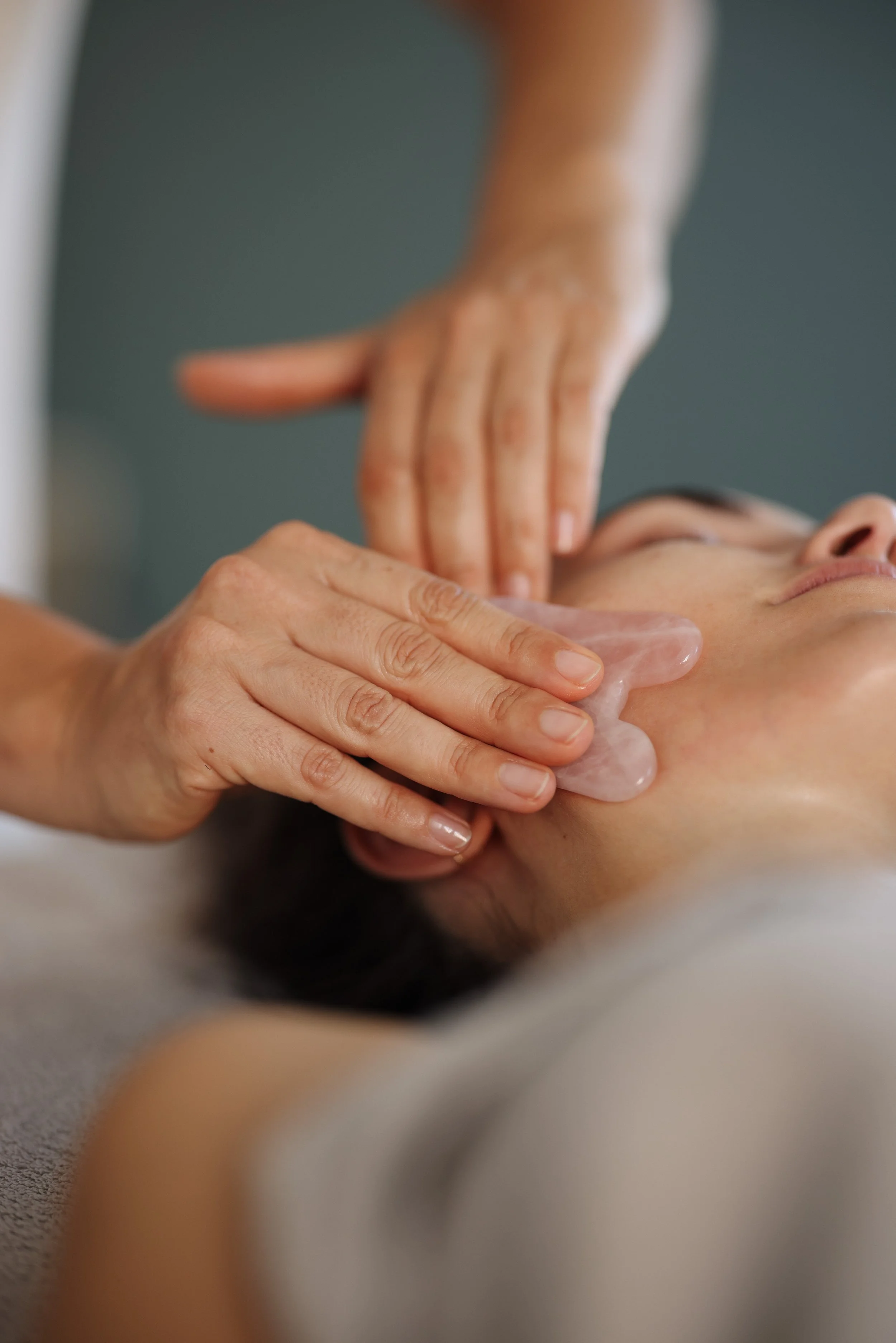 Nina Wroddnig wird mit einem Gua Sea von Lena Carrera behandelt