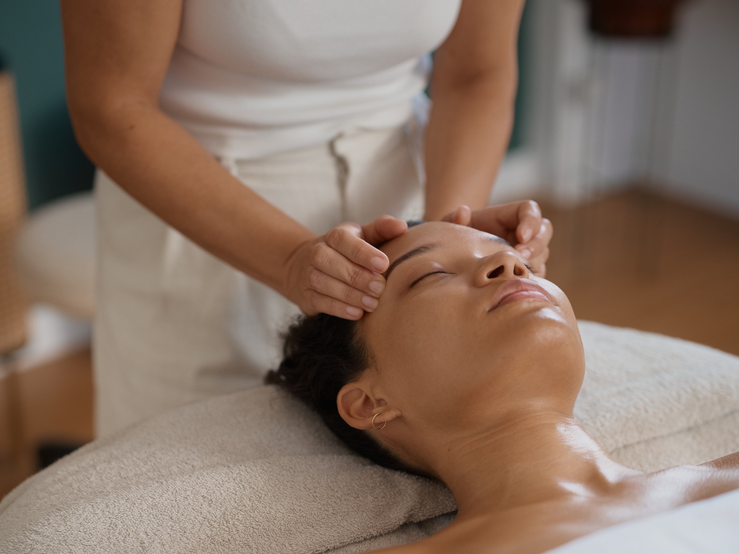 helen Ferreira wird von lena carrera massiert