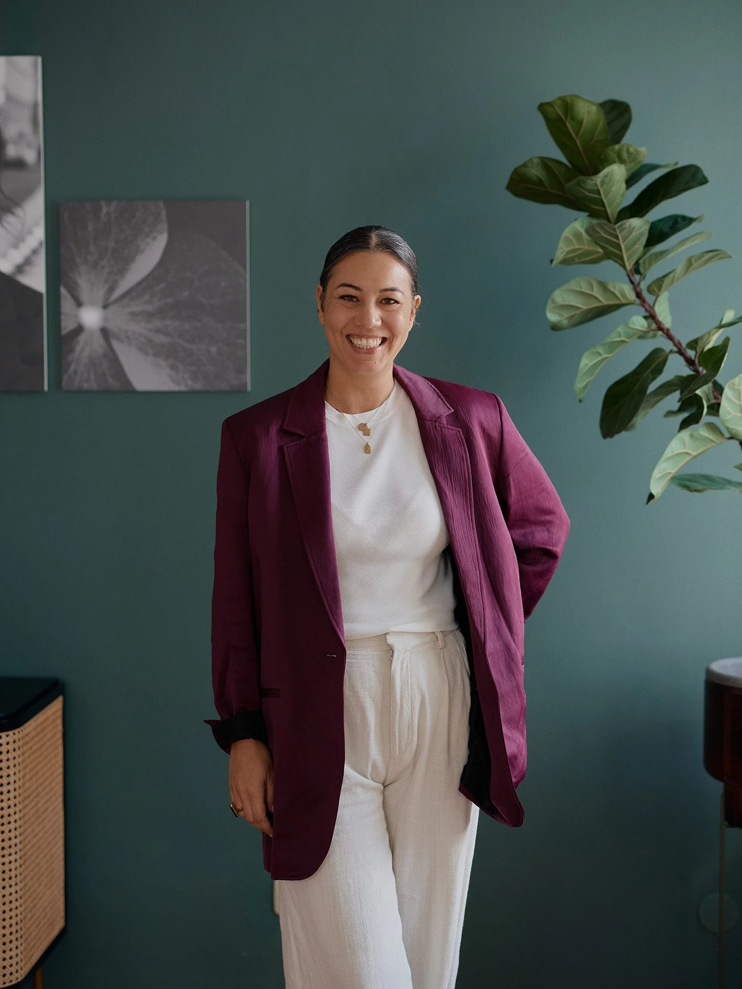 Ganzkörper Portrait-Foto von Lena Carrera in ihrem Studio