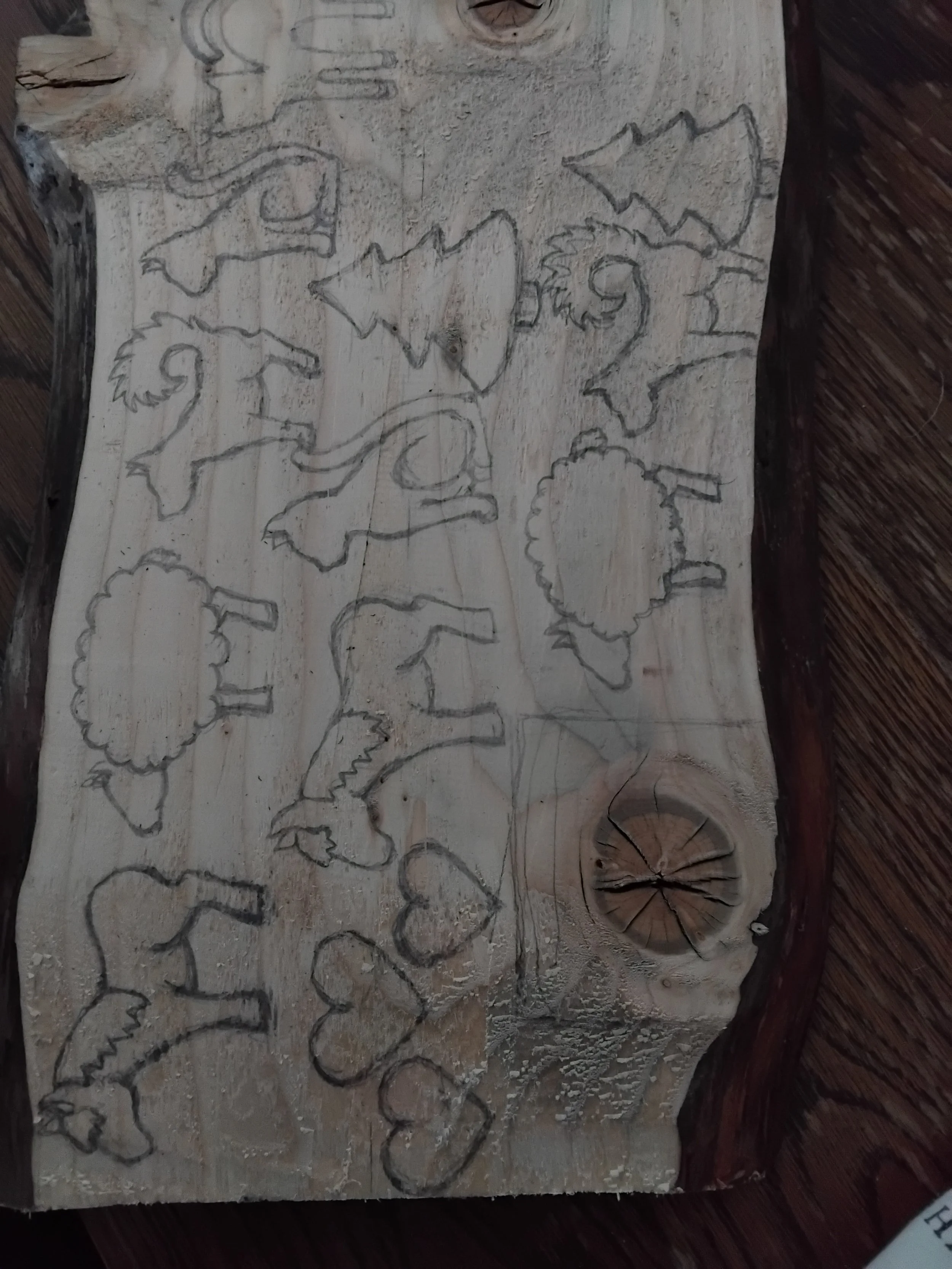 Svona byrjar ferlið, á einföldum skissum á viðarðborð