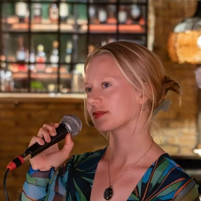 Sara Komu singing live, vocalist of SALU duo