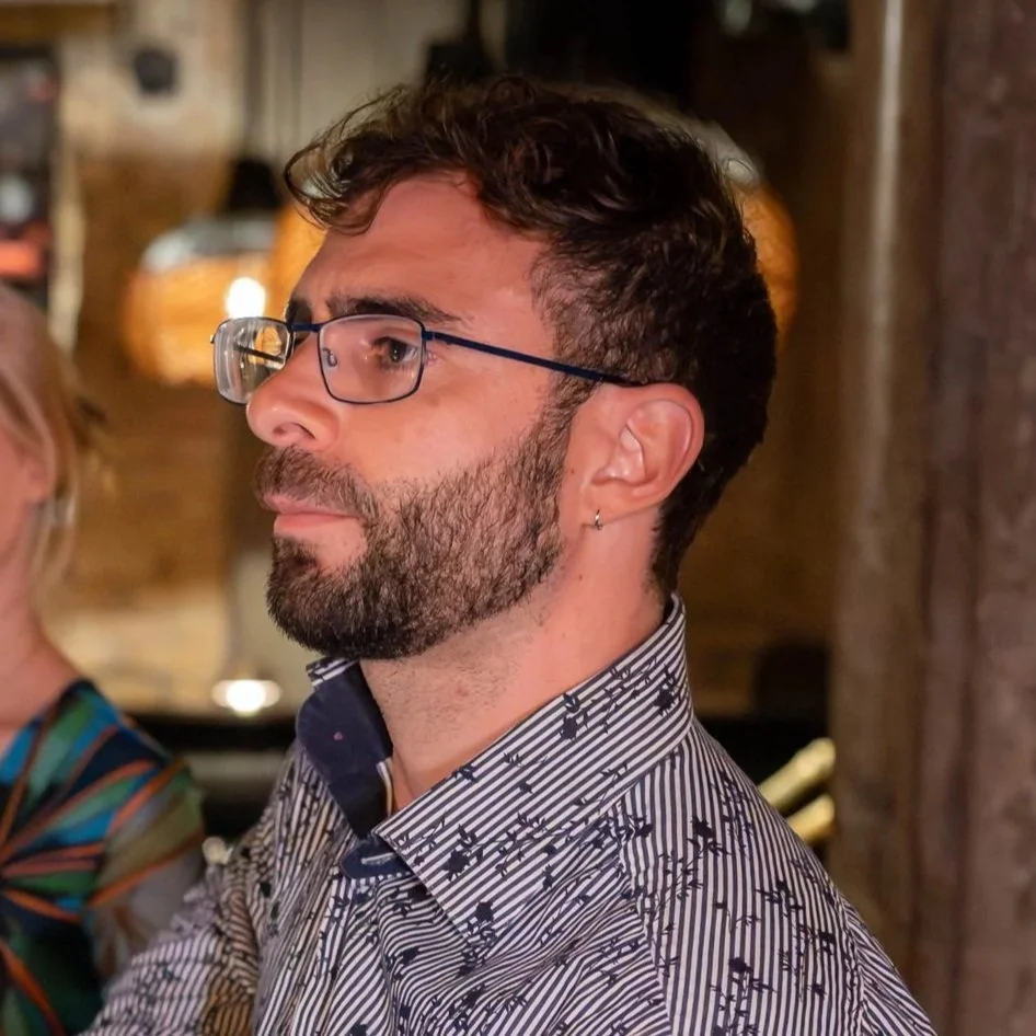 Lucas Caddeo, guitarist of SALU duo, at a live performance