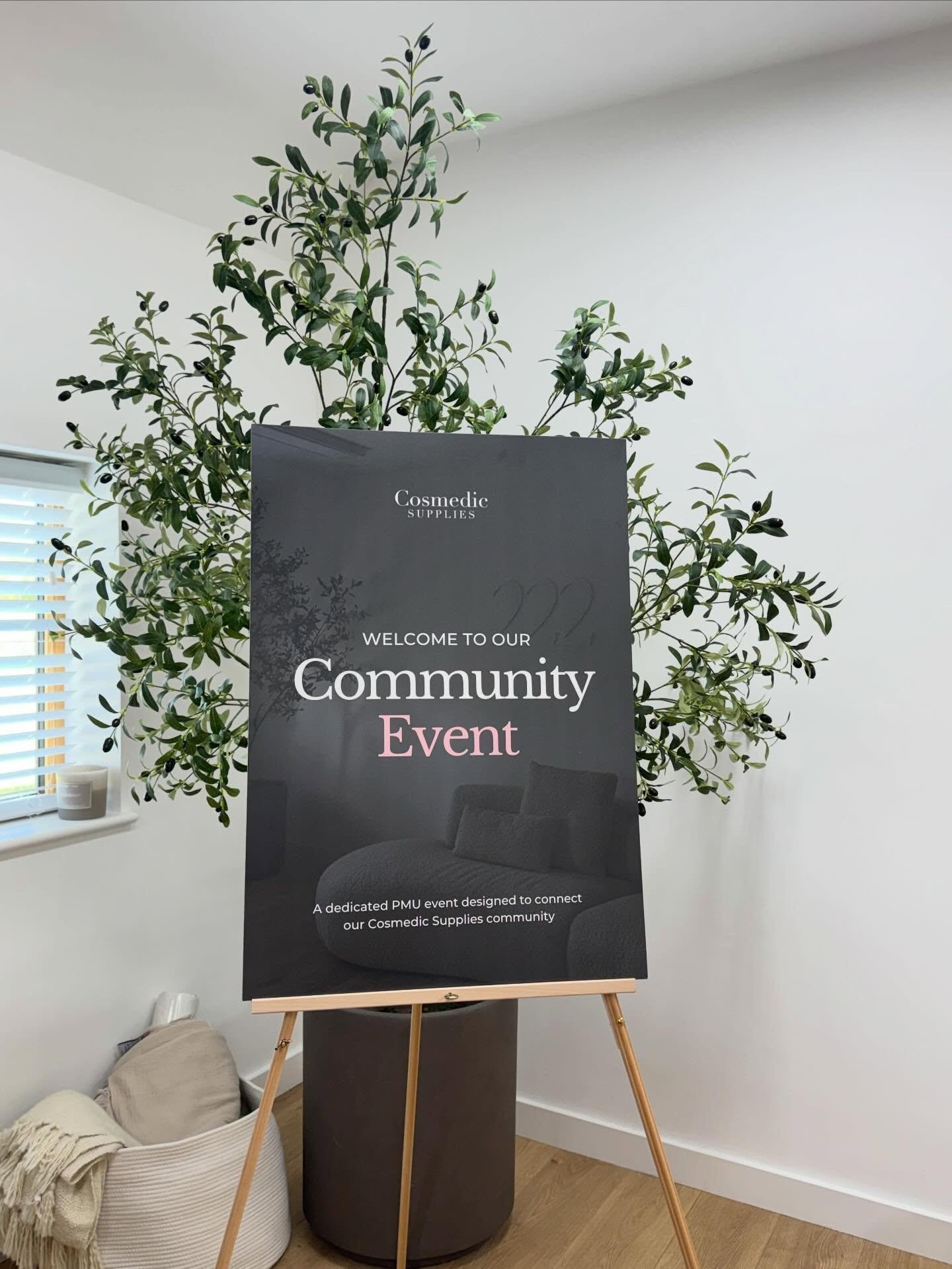 Such a wholesome day at the @cosmedic_supplies community event with so many gorgeous girlies from the PMU industry&hellip; honestly, what a vibe 🫶🏼

Learning, chatting, sharing experiences and meeting so many genuinely lovely women 🤍

I&rsquo;m so