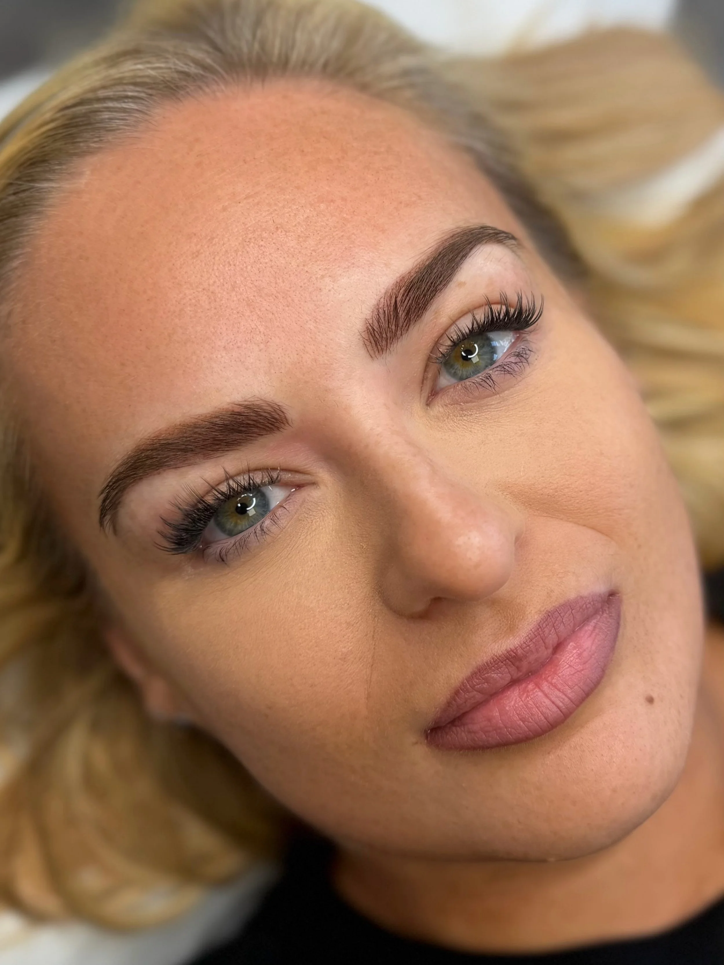 Combination brows 🤎✨

A little definition, a little softness and a whole lot of effortless beauty.

Fresh combination brows paired with healed ombr&eacute; lip blush for the perfect everyday look. Enhancing her natural features while keeping everyth