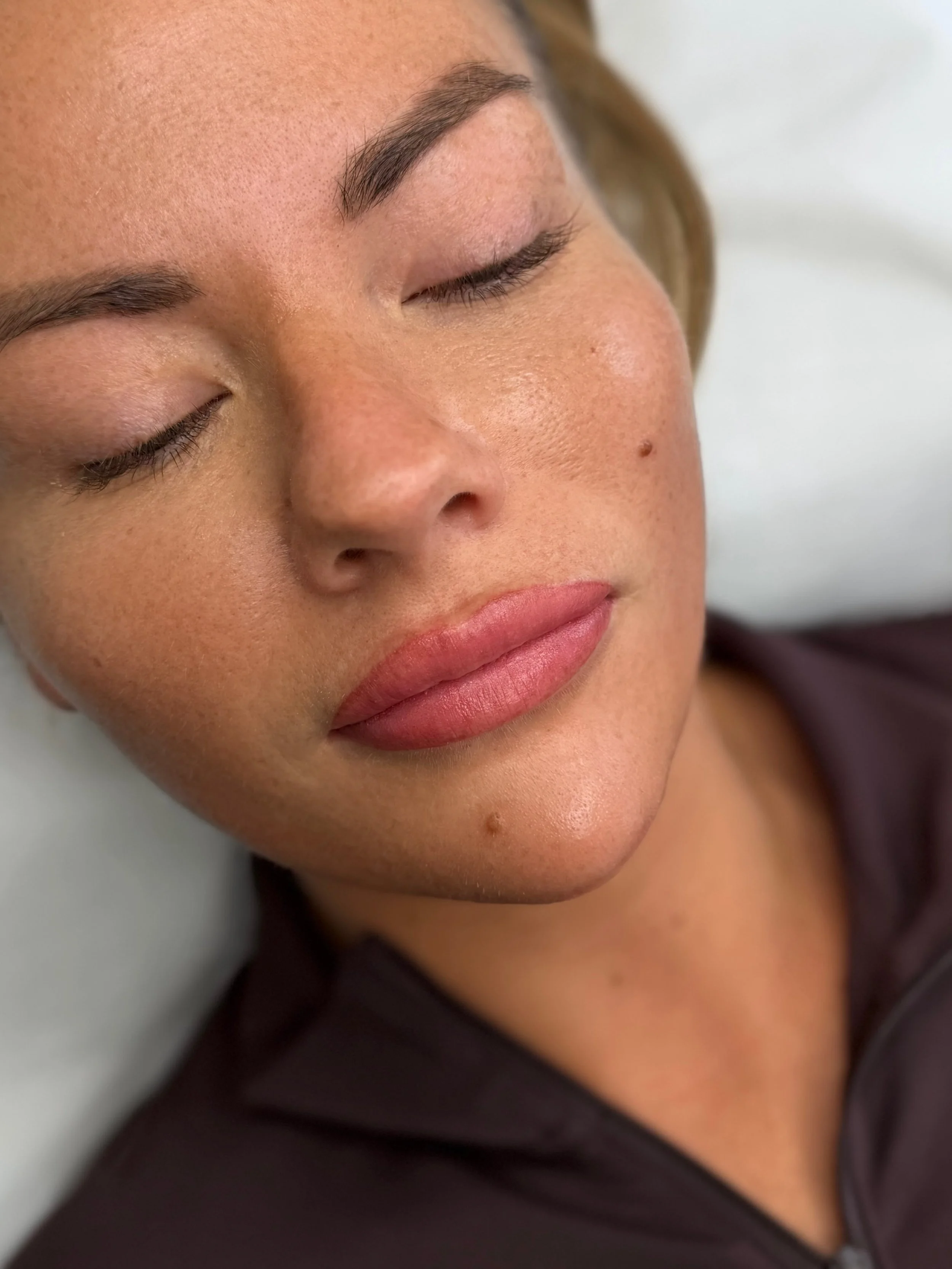 A little flush of colour makes all the difference 💋

Imagine waking up with lips that already look beautifully defined, without reaching for your lipstick every morning. 💄

Lip blush can help to:

✷ Enhance your natural lip colour
✷ Define your lip