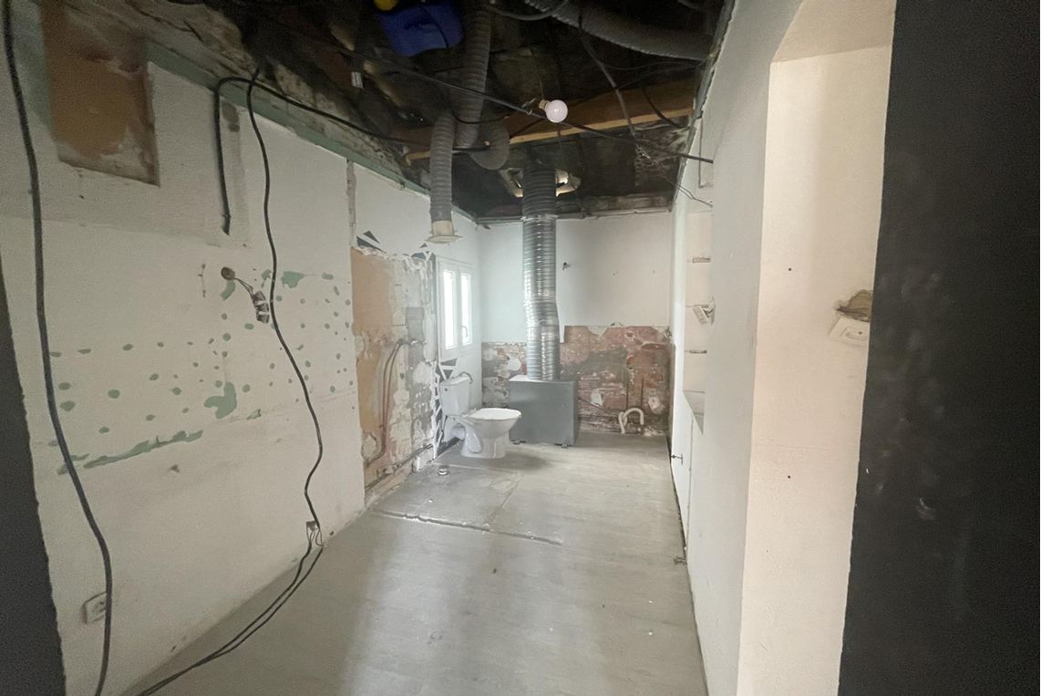 Chantier en cours – état existant avant rénovation (réseaux apparents) - Lormont