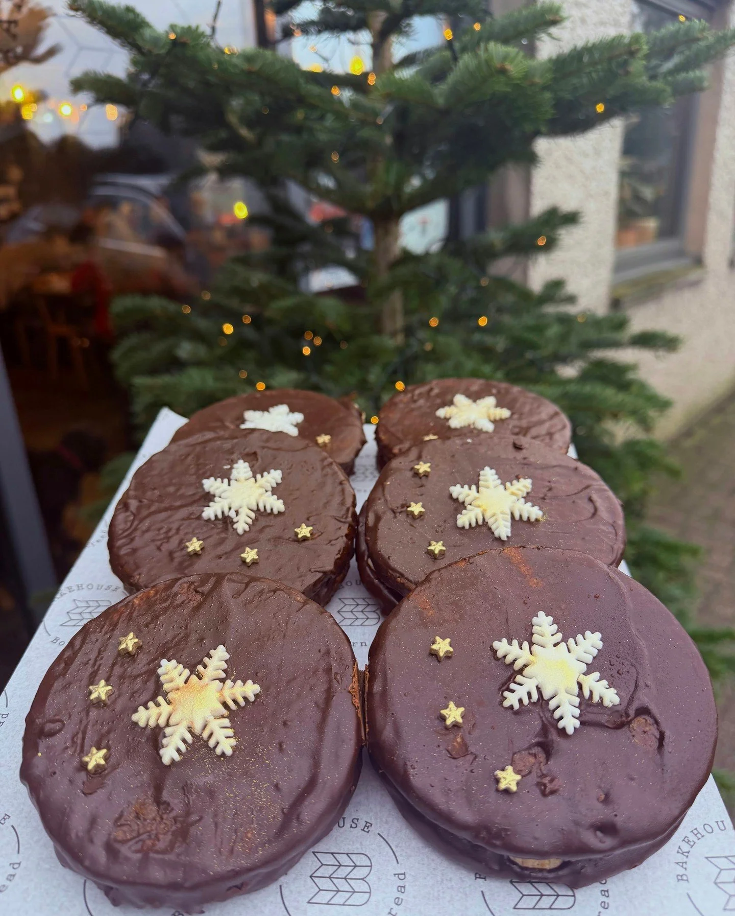 You will definitely be on this years Nice List if you leave one of these Christmas Bauble Wagon Wheels out for Santa on Christmas Eve. 
Pairs perfectly with a tot of Whiskey&hellip; We mean a glass of milk 😏 #christmaseve #wagonwheel #santasnacks