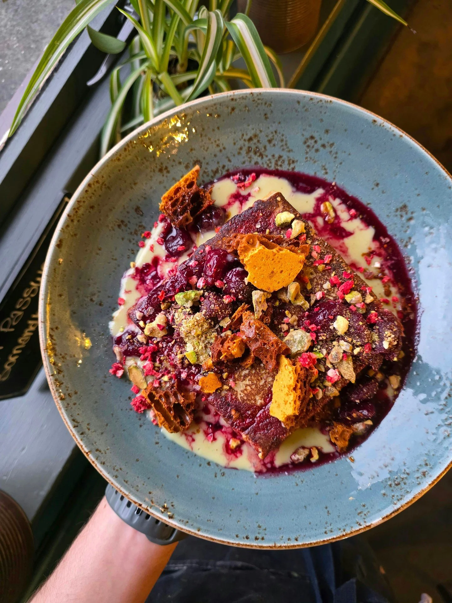 Pistachio &amp; Cherry French Toast 💚🍒
Bakehouse brioche
Pistachio cr&egrave;me glaze
Warm cherry compote
Crunchy honeycomb
Candied pistachios

Sweet nutty messy in the best way
On every weekend because some things just make sense

#brunchvibes #fr