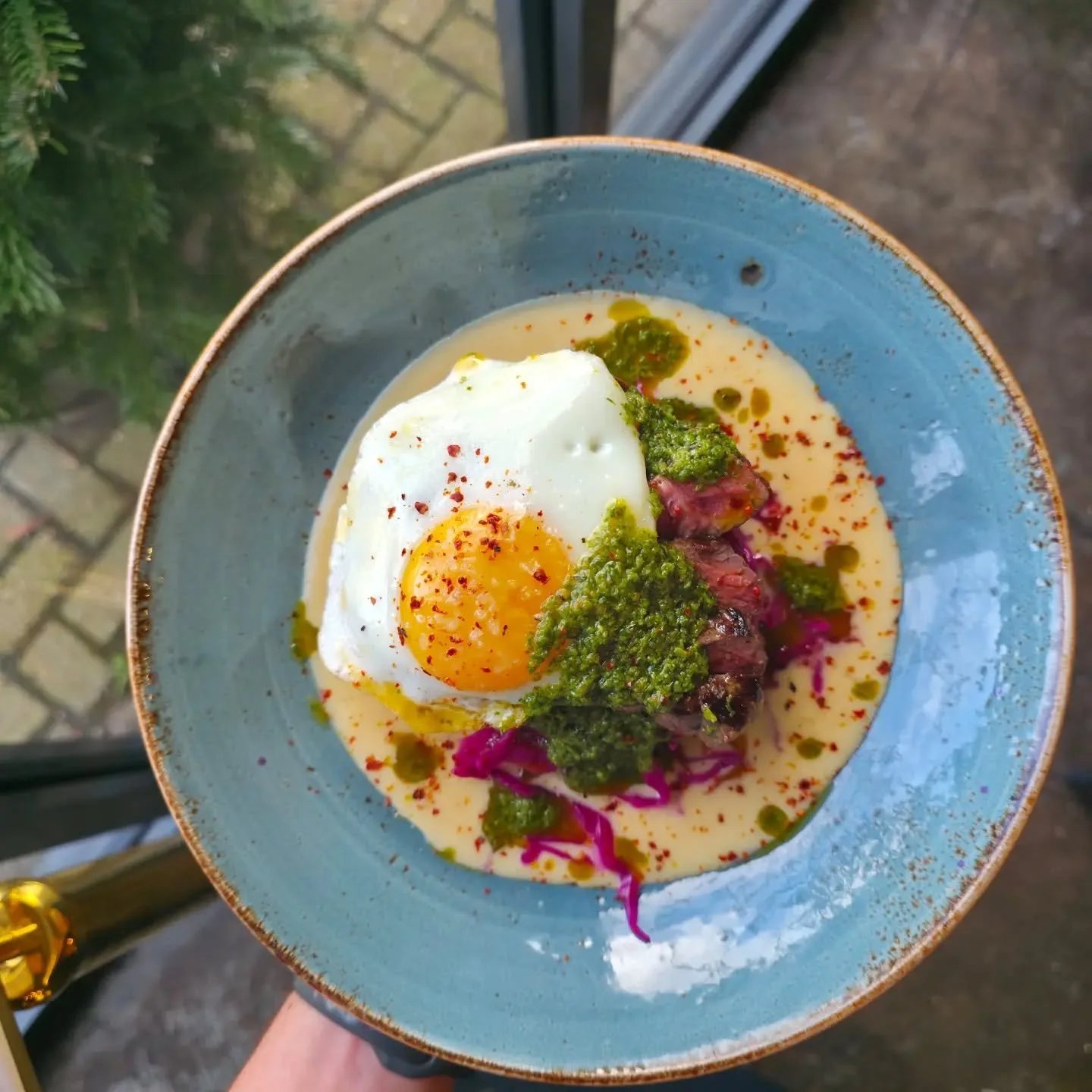 Peppered steak, loud flavours, proper comfort. 🔥
5oz rump steak, pickled red cabbage, chilli cheese hash browns, smoky cheese sauce, fried egg &amp; fresh chimichurri.
Brunch just got serious.
#cafefood #brunchmenu #steakandeggs #hashbrowns #newmenu