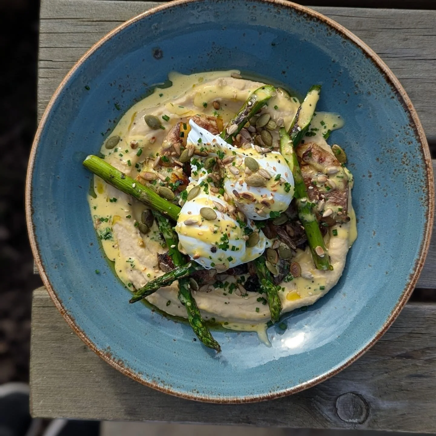 Suns out, new special on! It's a little plate of spring time in my opinion - charred asparagus, smashed and roasted new spuds, poachies, on a bed of confit garlic butter bean hummus, drizzled in chive hollandaise and topped with toasted seeds. 💚