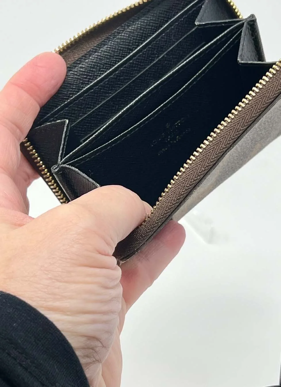 lv-monogram-giant-zipped-coin-card-holder_05.jpeg