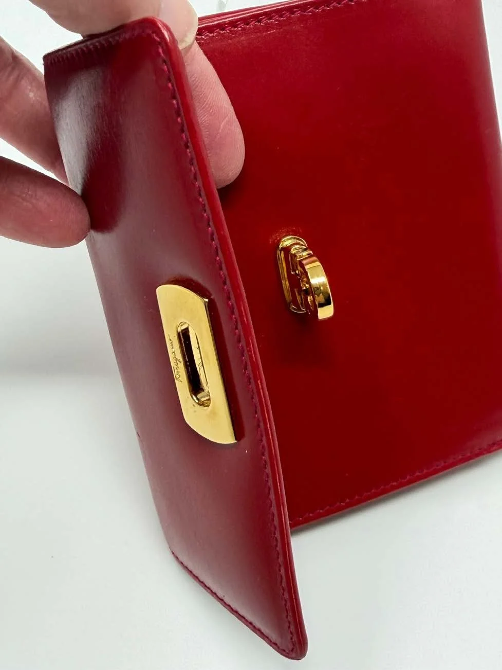 Salvatore_Ferragamo_Vara_Bow_Compact_Wallet_(Red_Calfskin)_2.jpg