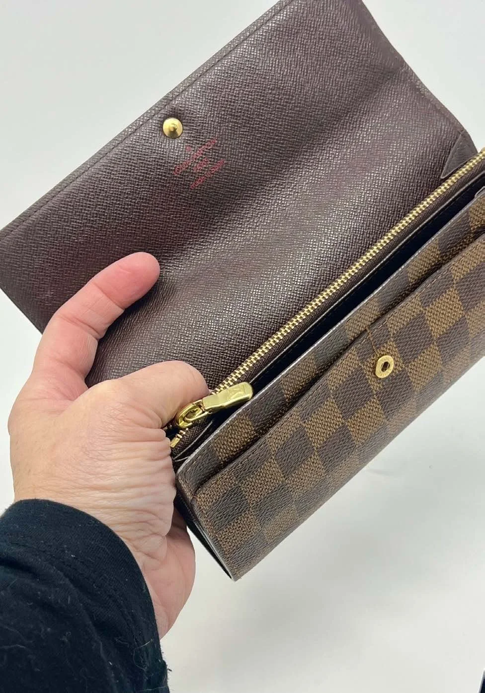 lv-damier-ebene-sarah-wallet_02.jpeg