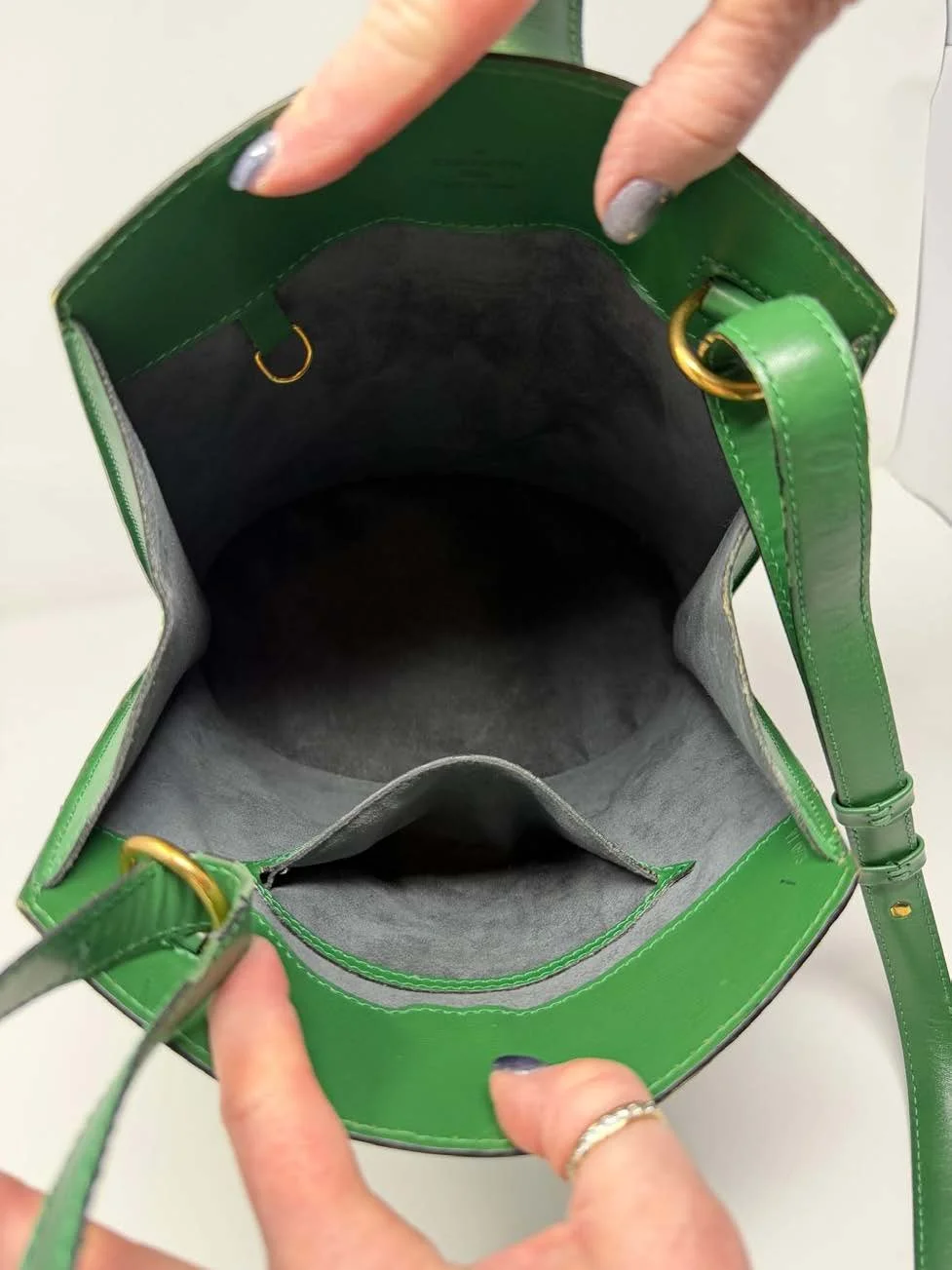 Louis_Vuitton_Epi_Leather_Cluny_Bucket_Bag_(Green)_2.jpg
